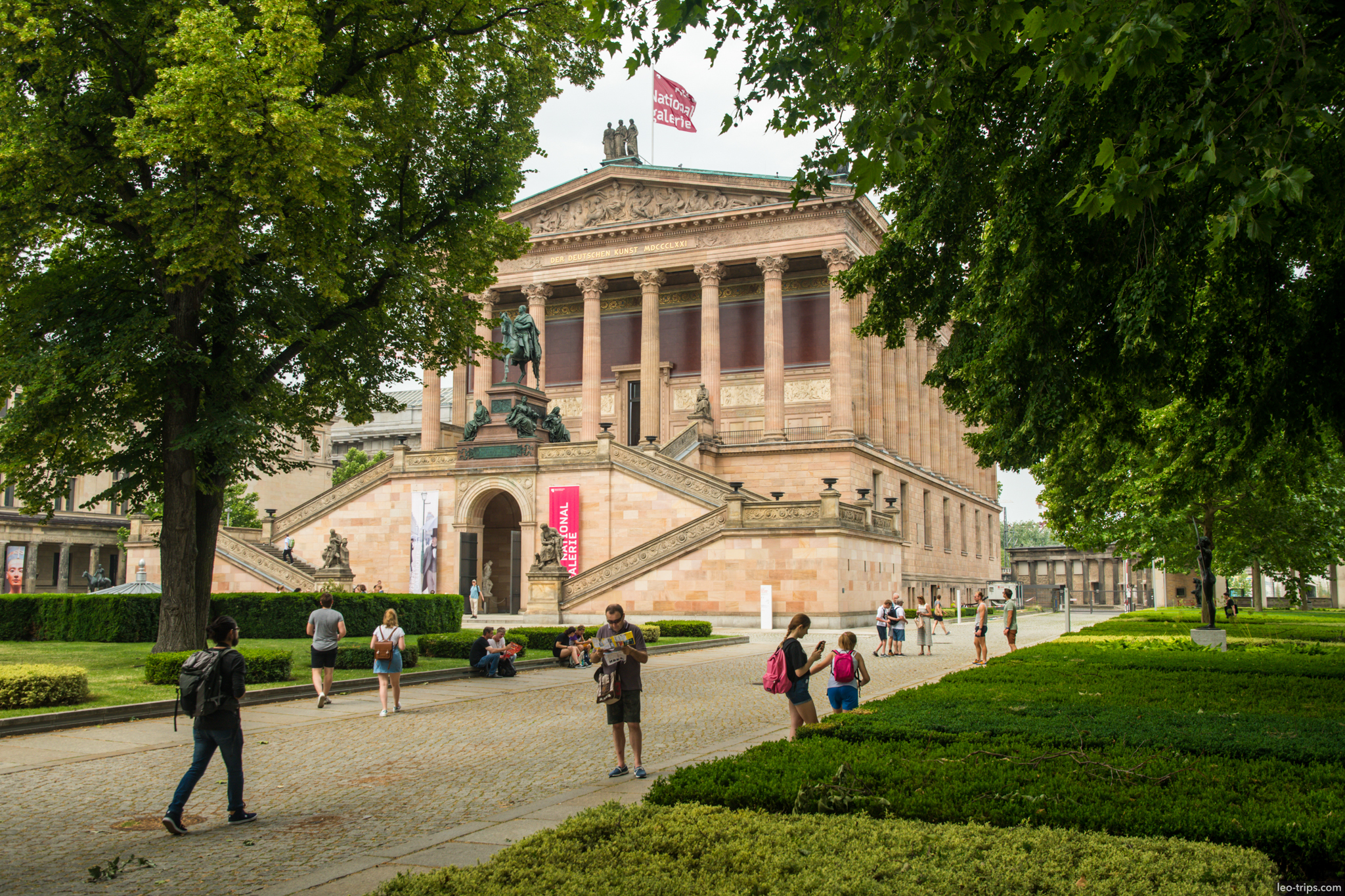 berlin alte nationalgalerie museum island tourists berlin