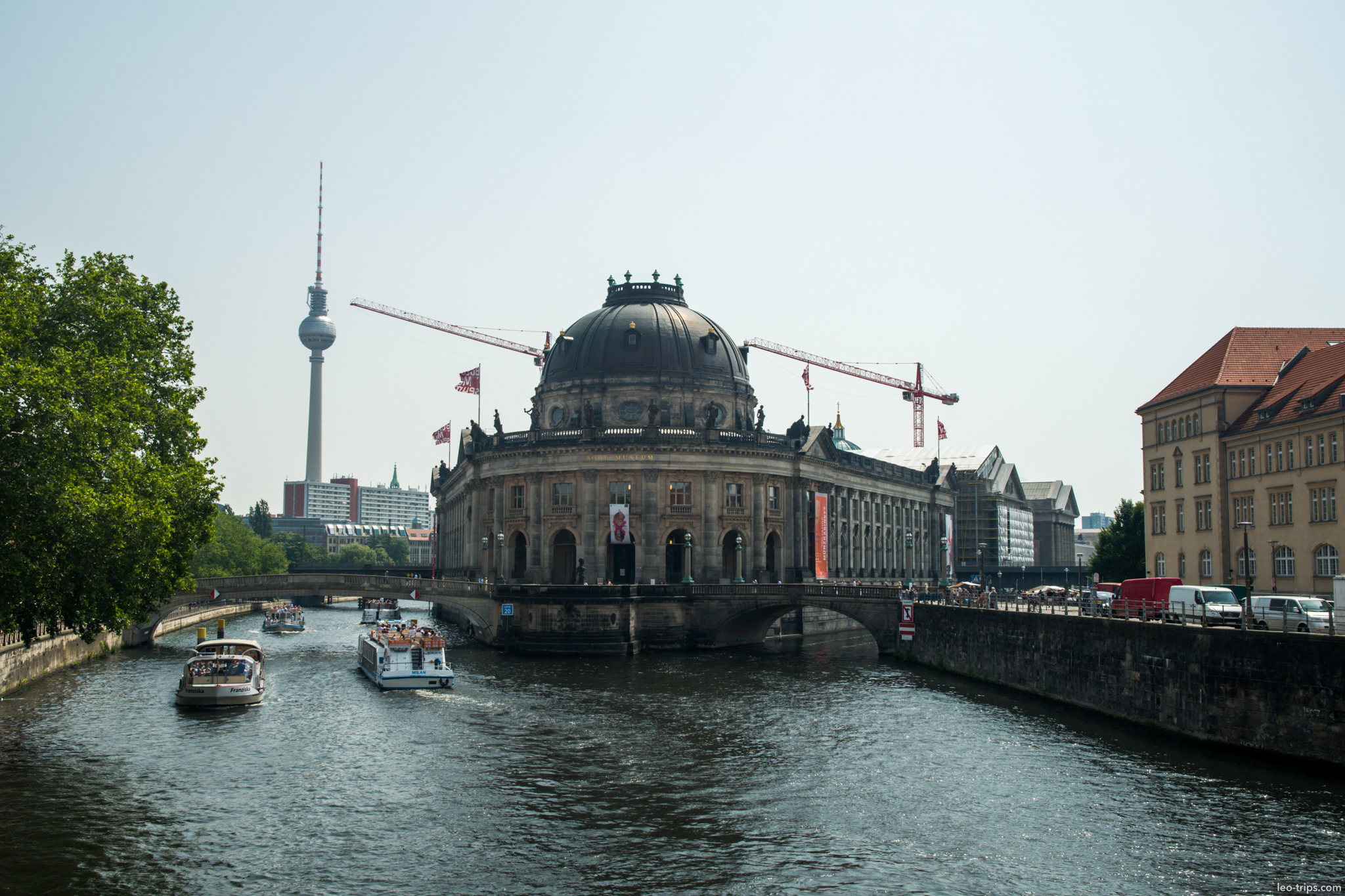 berlin bode museum spree fernsehturm background berlin