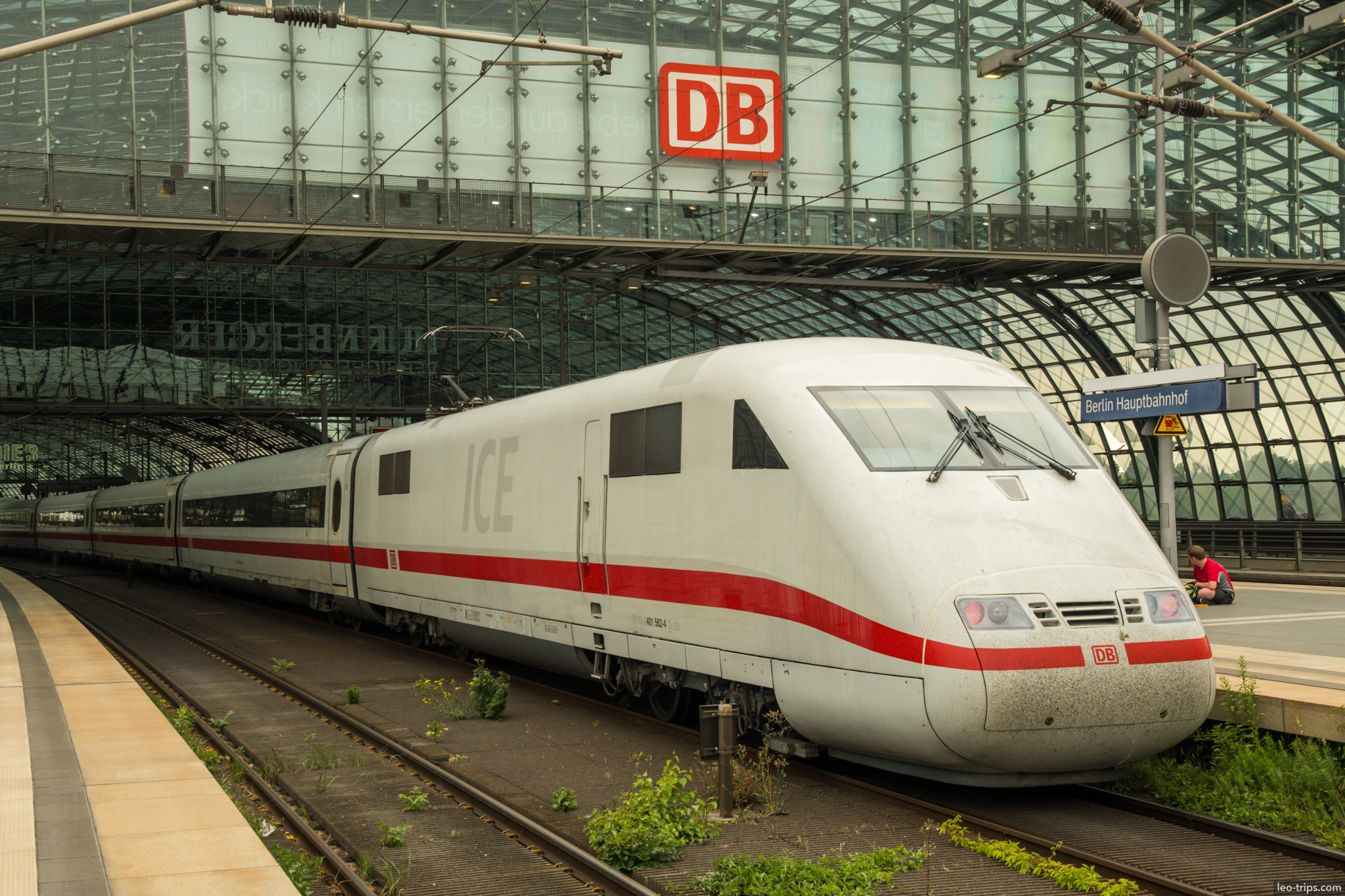 berlin hauptbahnhof ice highspeed train platform berlin