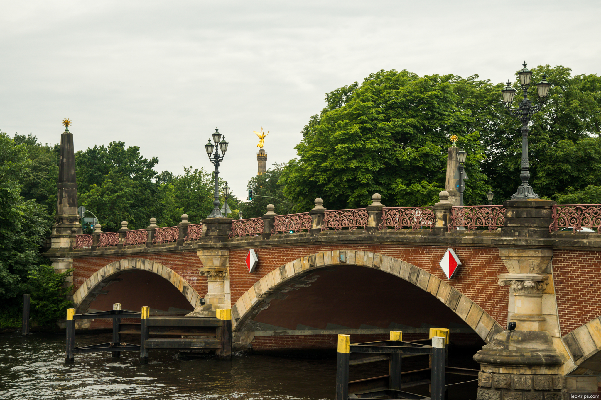 berlin historic brick bridge spree siegessaule background berlin