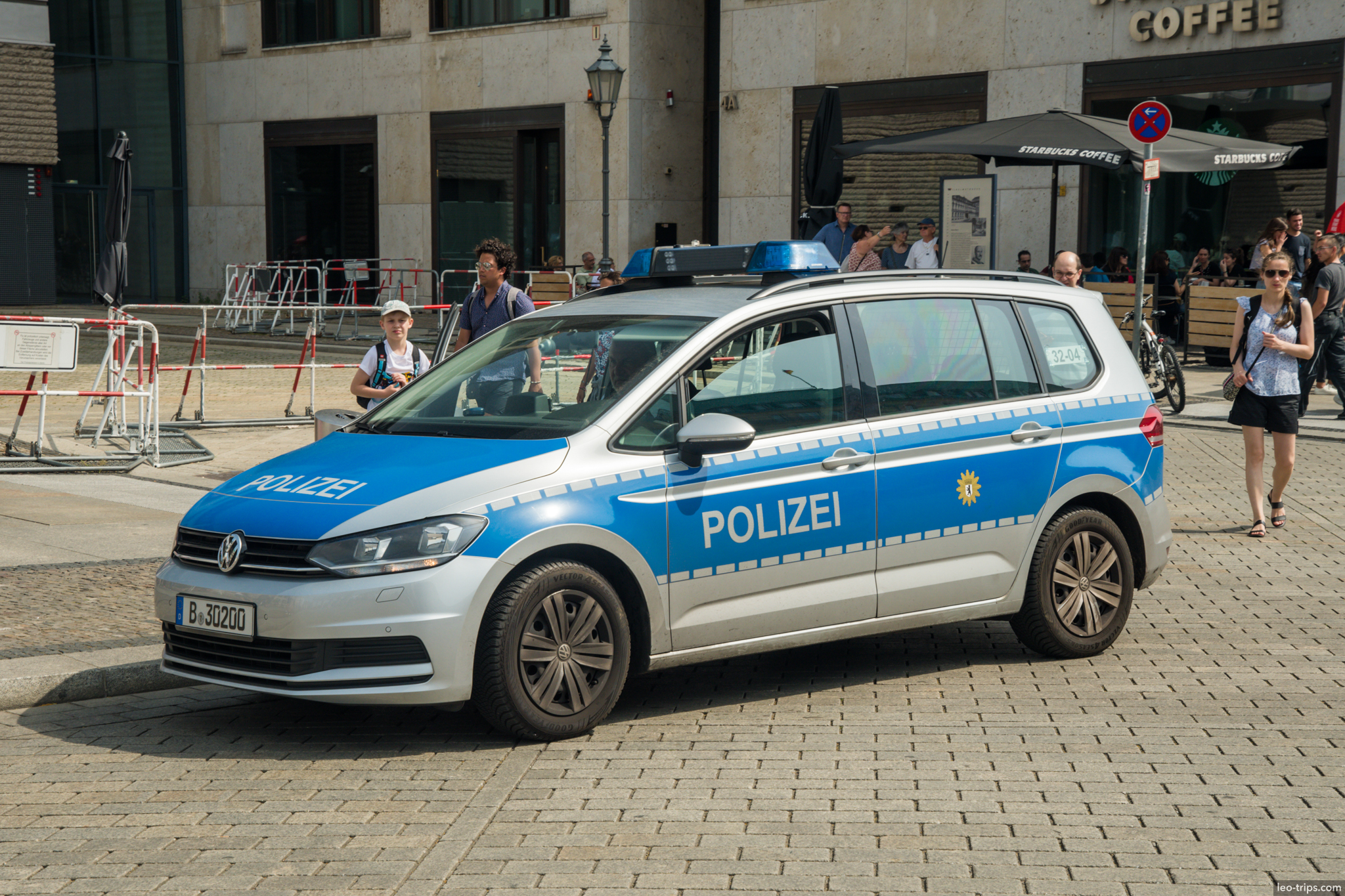 berlin polizei vw touran patrol car square berlin