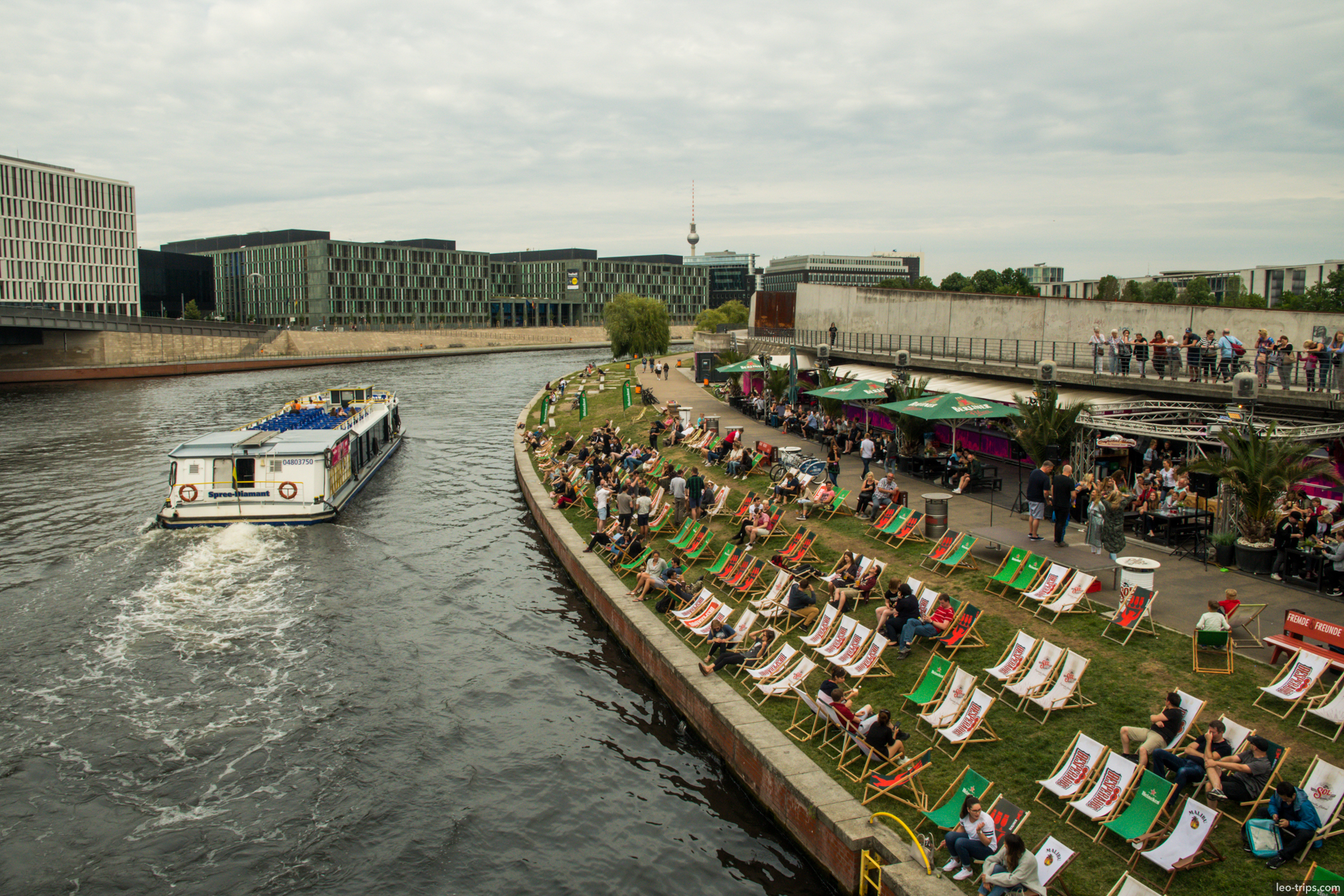 berlin spree beach bar deckchairs cruise boat berlin