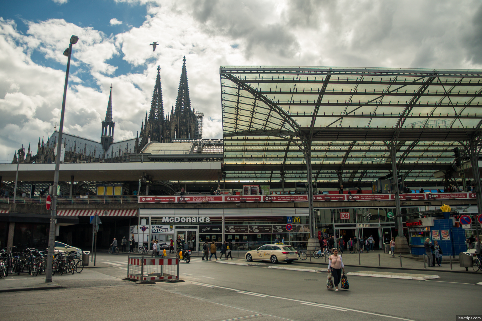 cologne hauptbahnhof entrance cathedral spires cologne