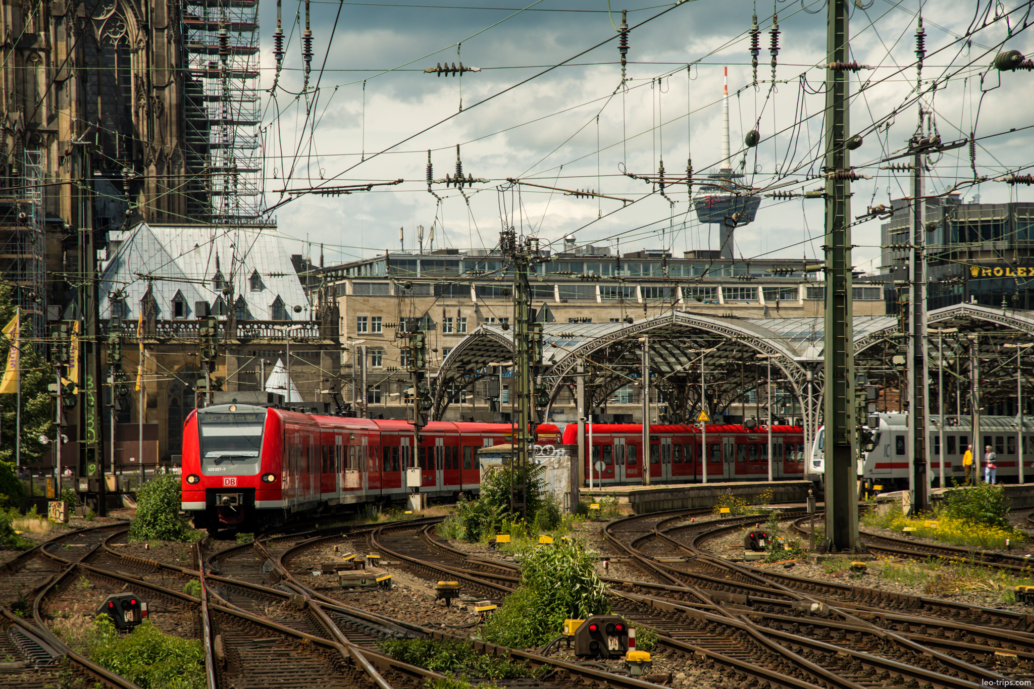 cologne hauptbahnhof red sbahn cathedral view cologne
