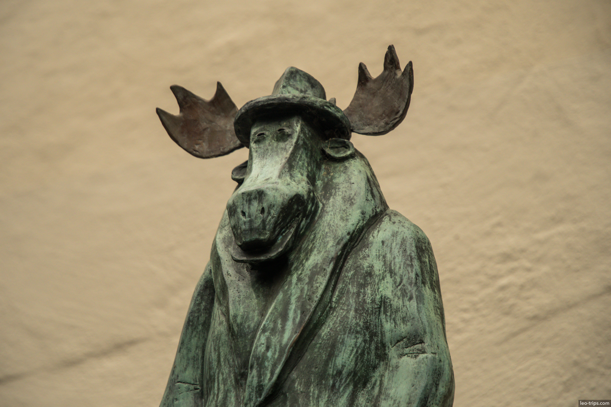 bronze moose sculpture hat coat neue altstadt frankfurt