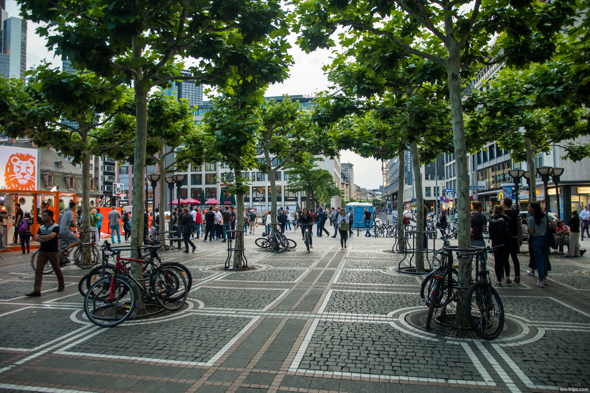 hauptwache square trees bikes pedestrians evening frankfurt