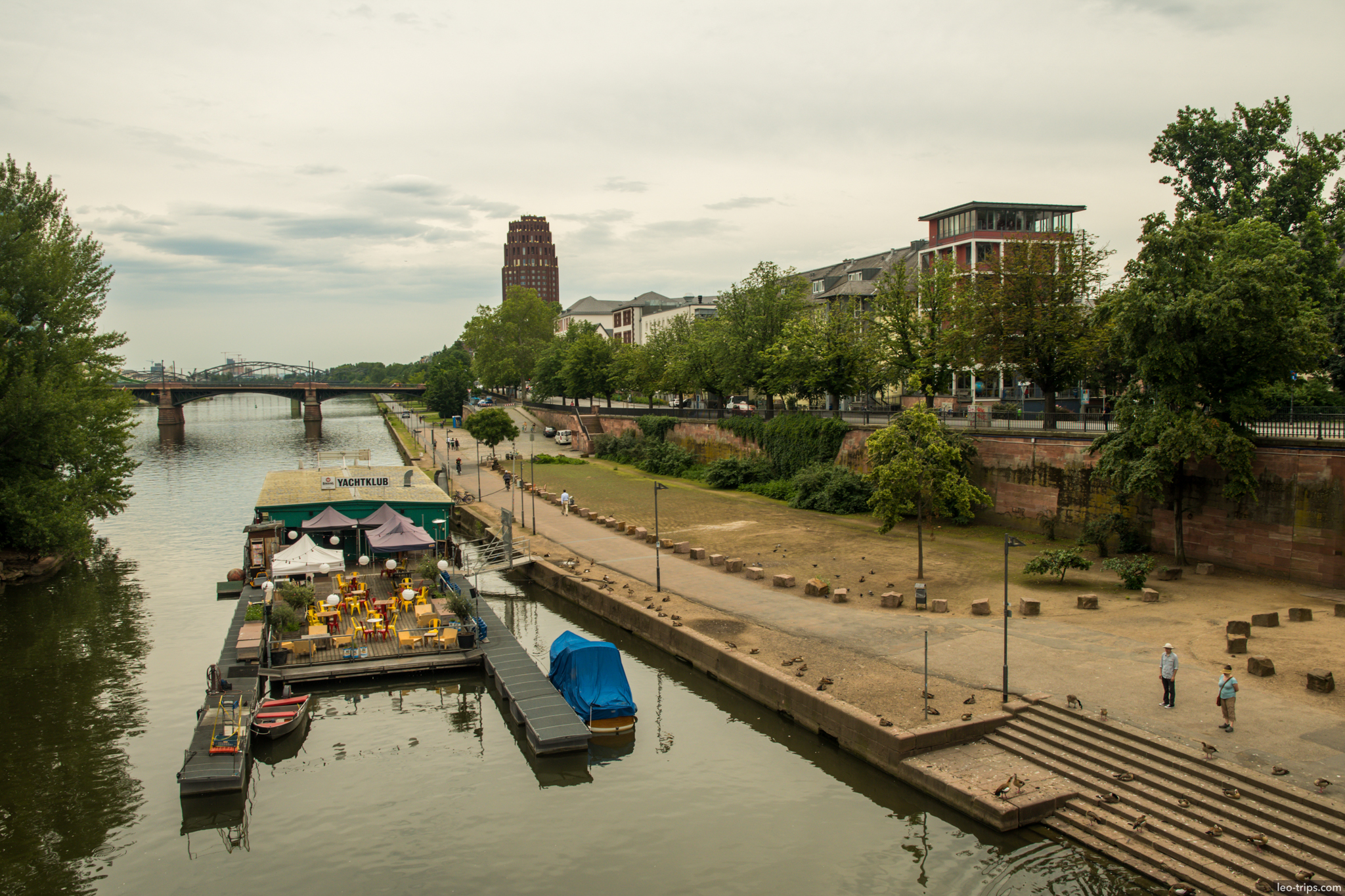 main river yachtklub barge cafe frankfurt