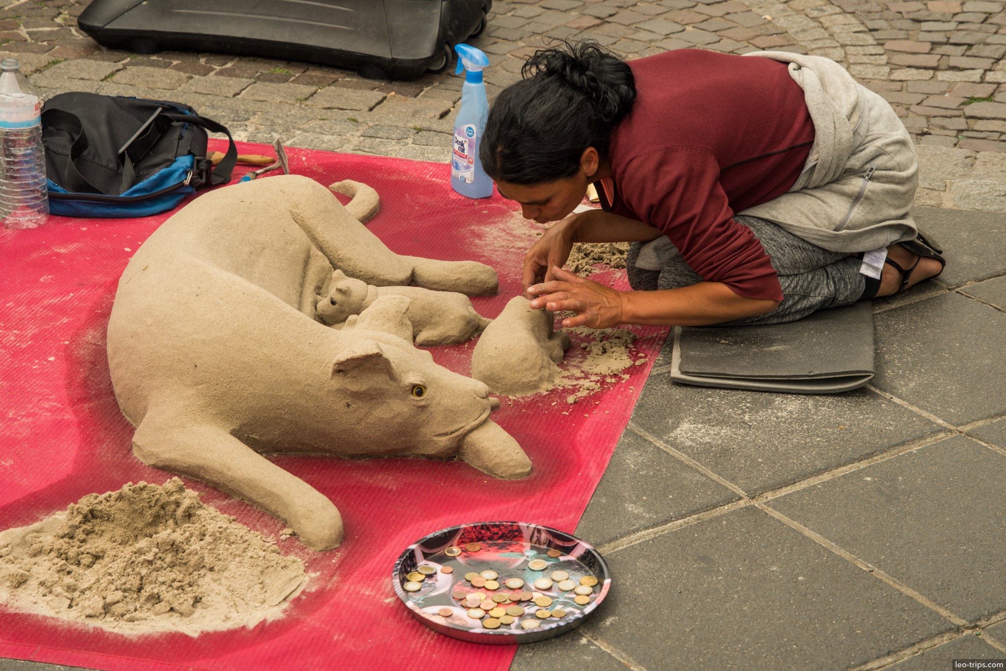 street artist sand sculpture pigs roemerberg frankfurt