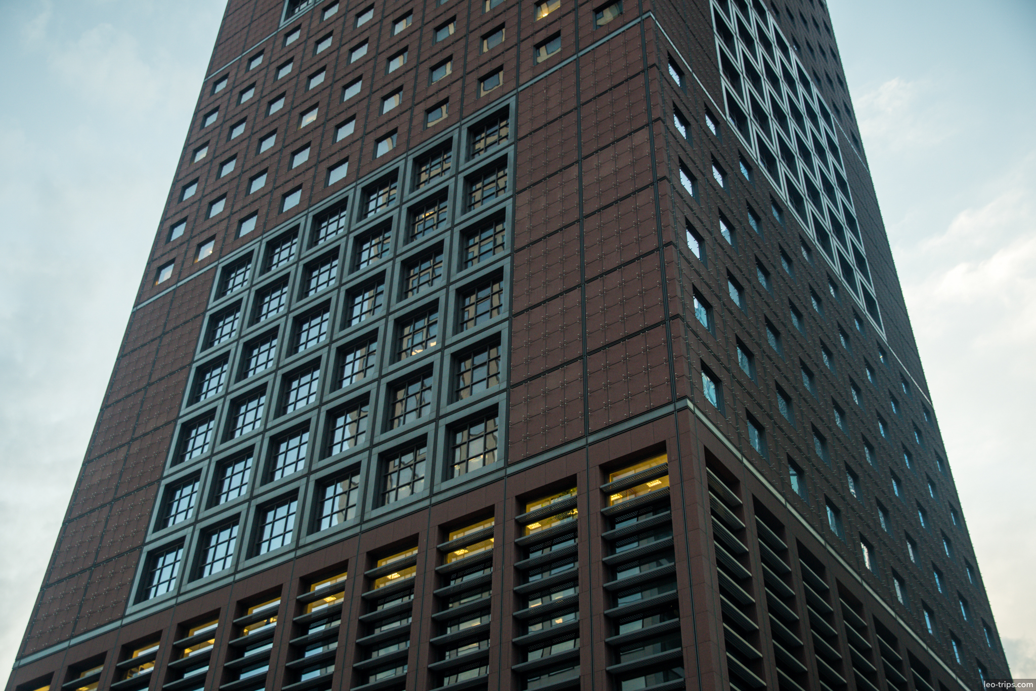 trianon skyscraper facade close up evening frankfurt