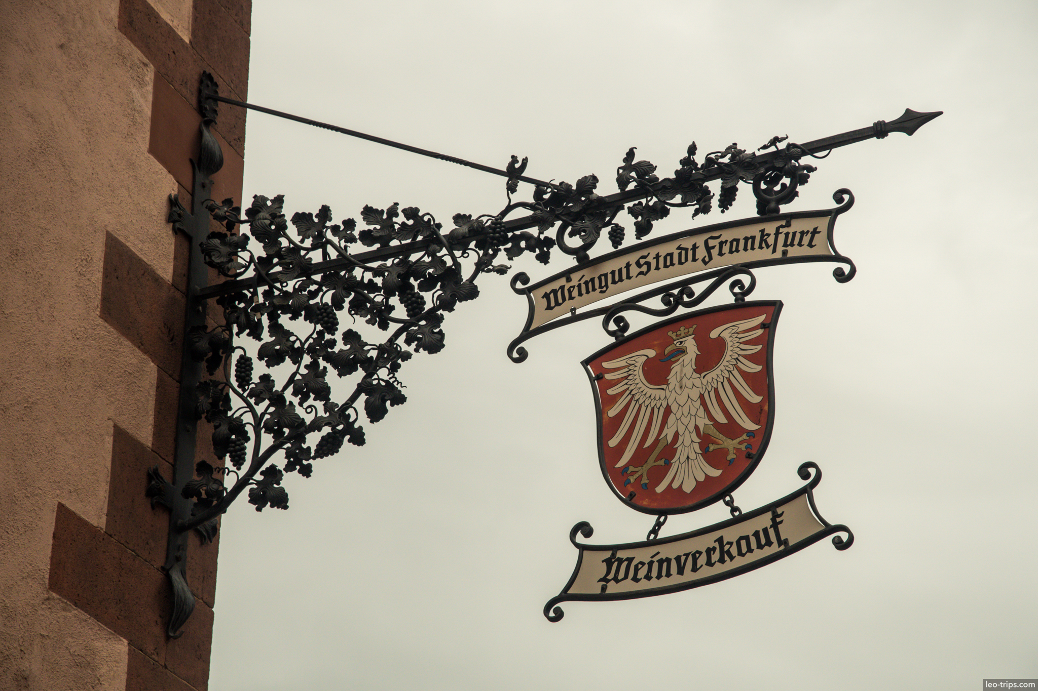 weingut stadt frankfurt iron sign coat of arms frankfurt