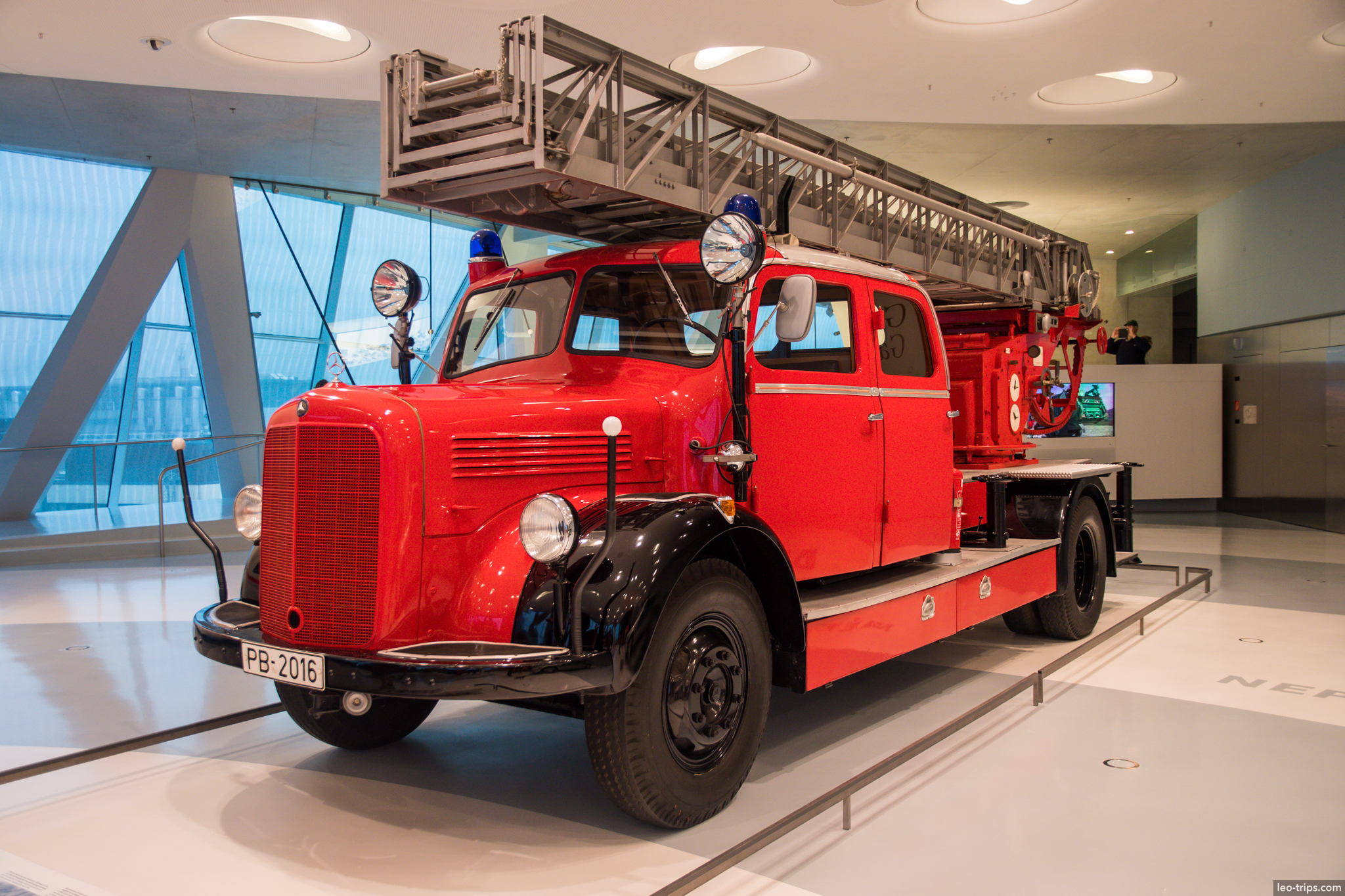 l3500 fire truck aerial ladder 1950s mercedes benz museum