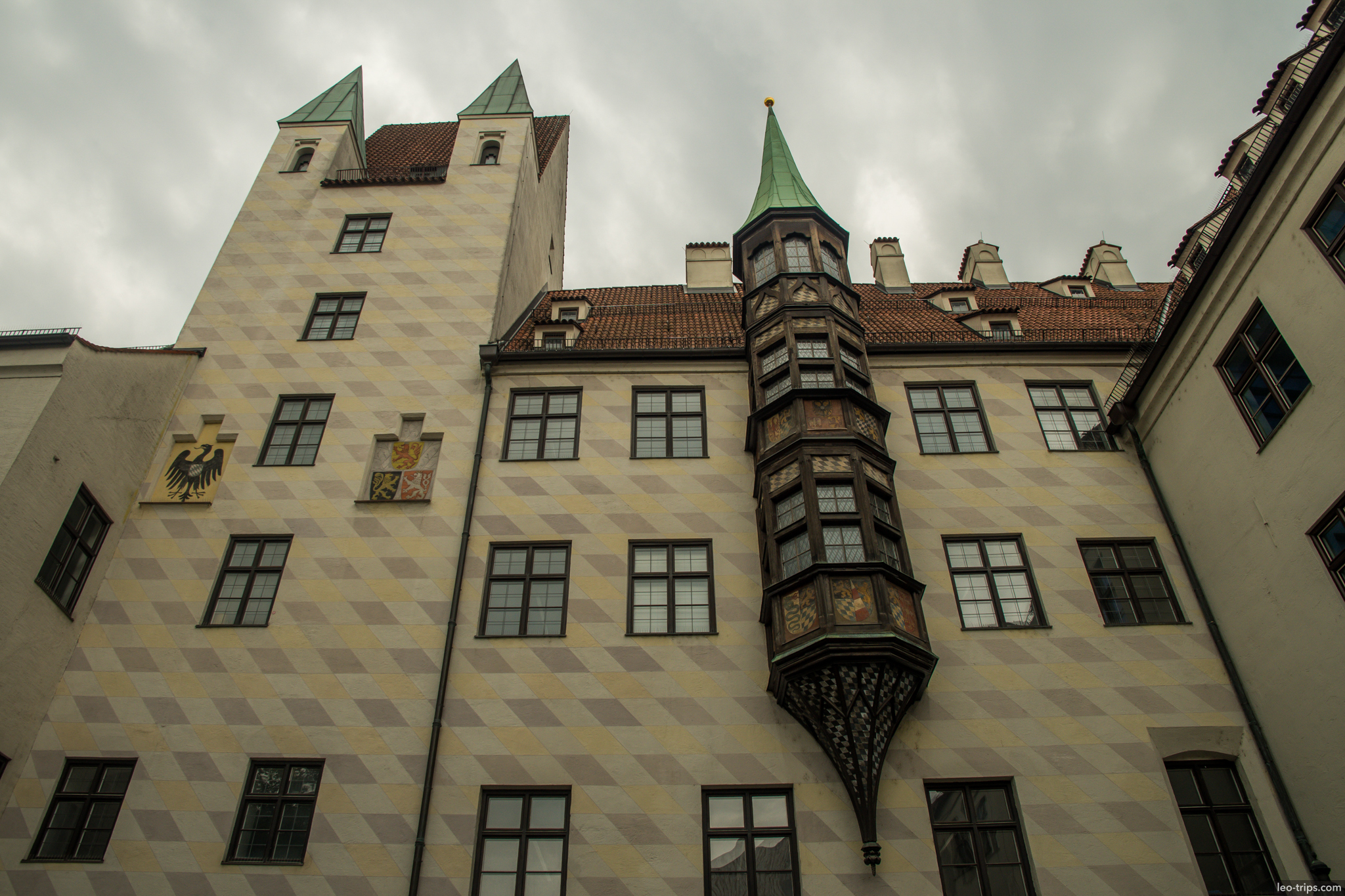 altes rathaus inner courtyard diamond facade munich