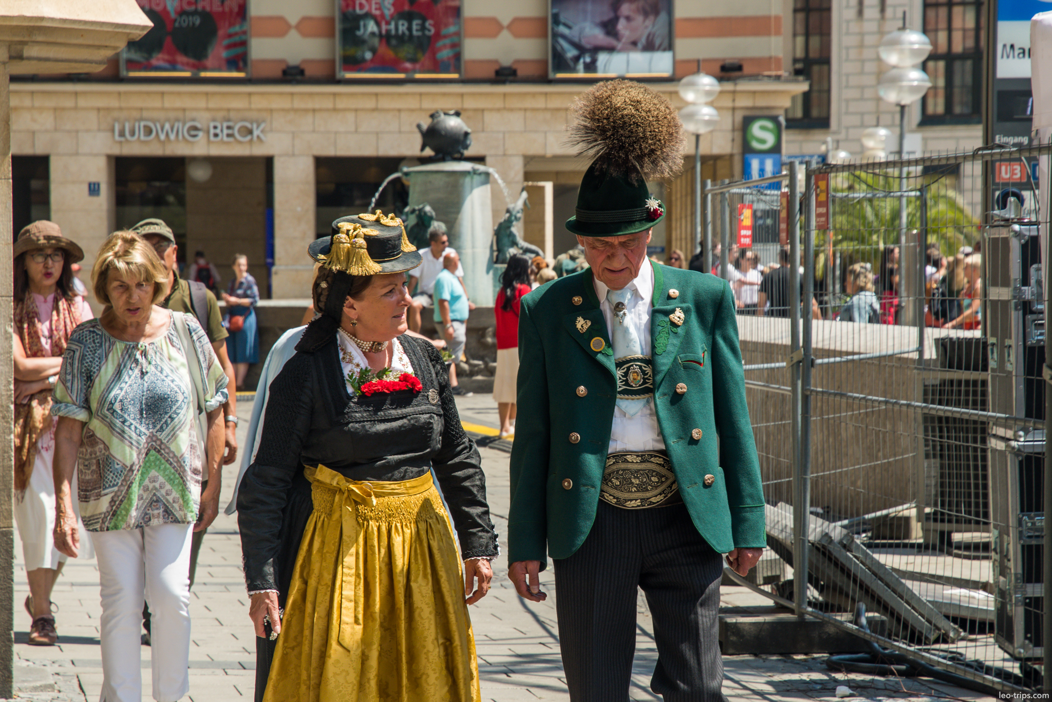 bavarian traditional costume marienplatz munich