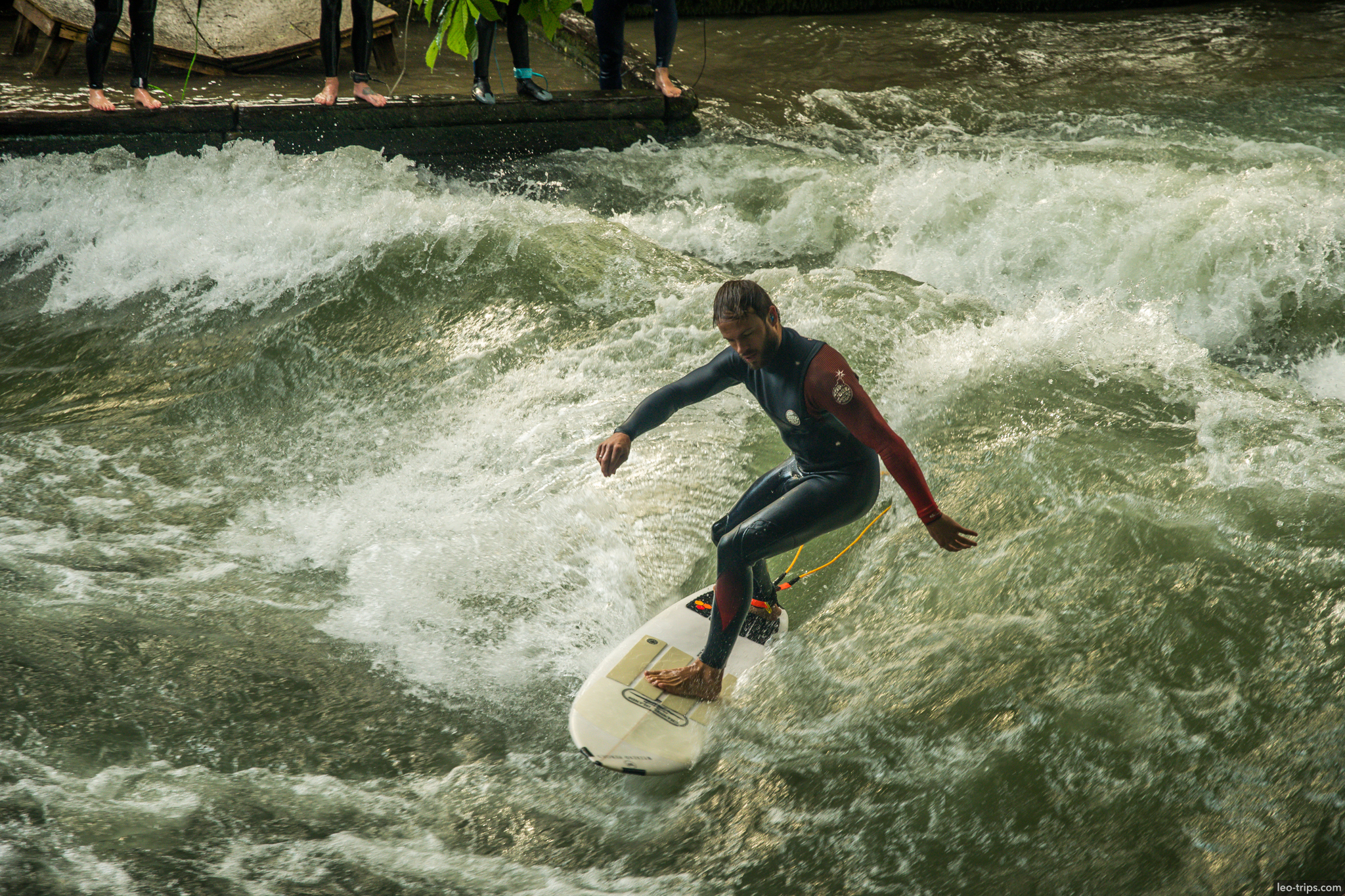 eisbach river surfer riding wave englischer garten munich