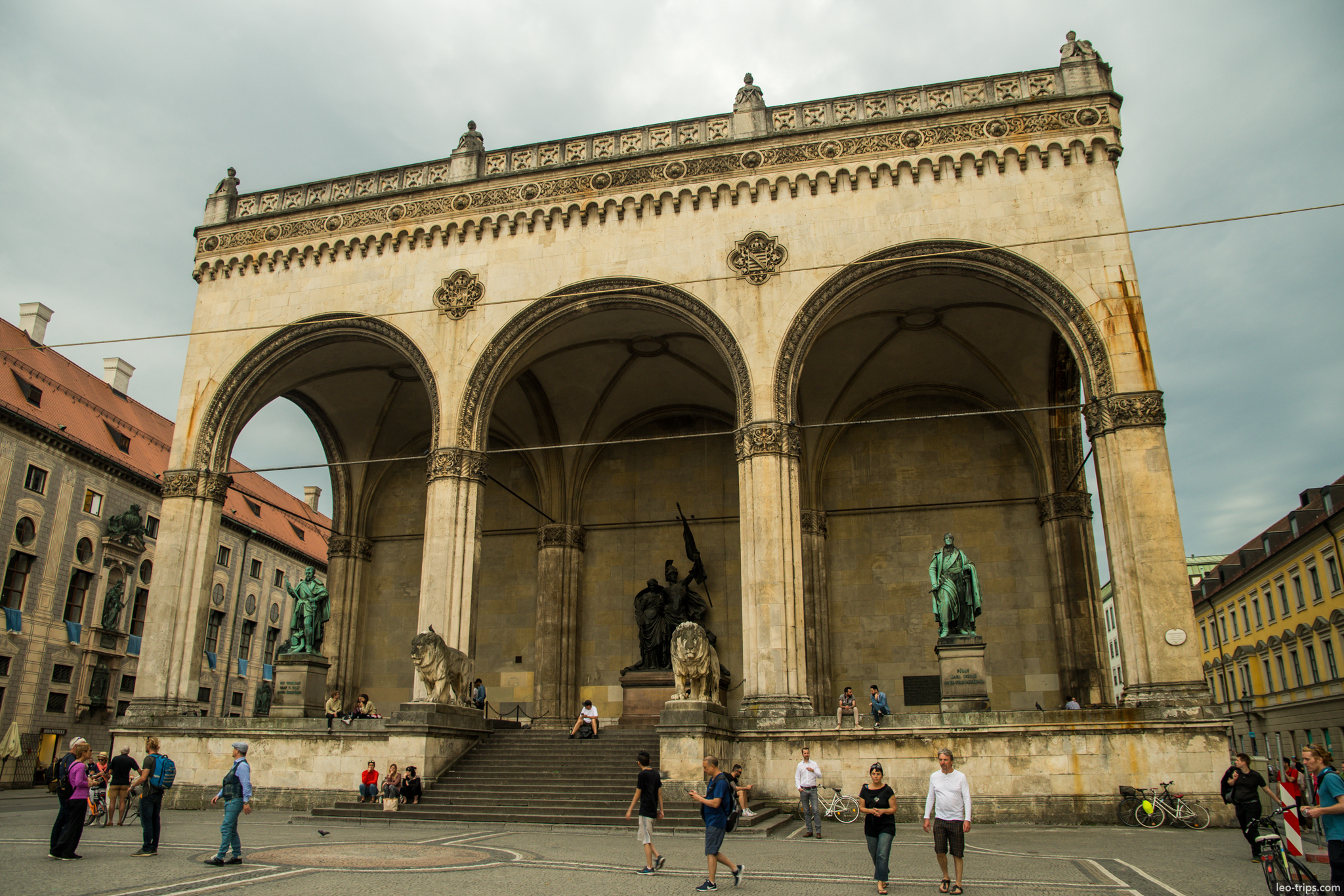 feldherrnhalle odeonsplatz loggia lion statues munich
