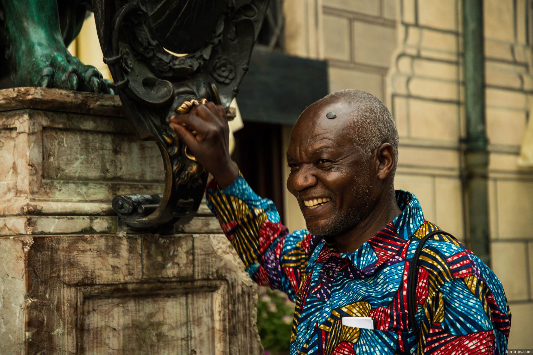 tourist touching lion statue feldherrnhalle munich