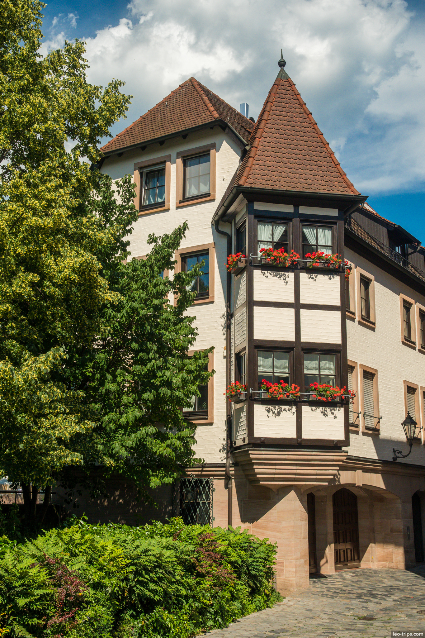 fachwerk house red flowers nuremberg altstadt nuremberg