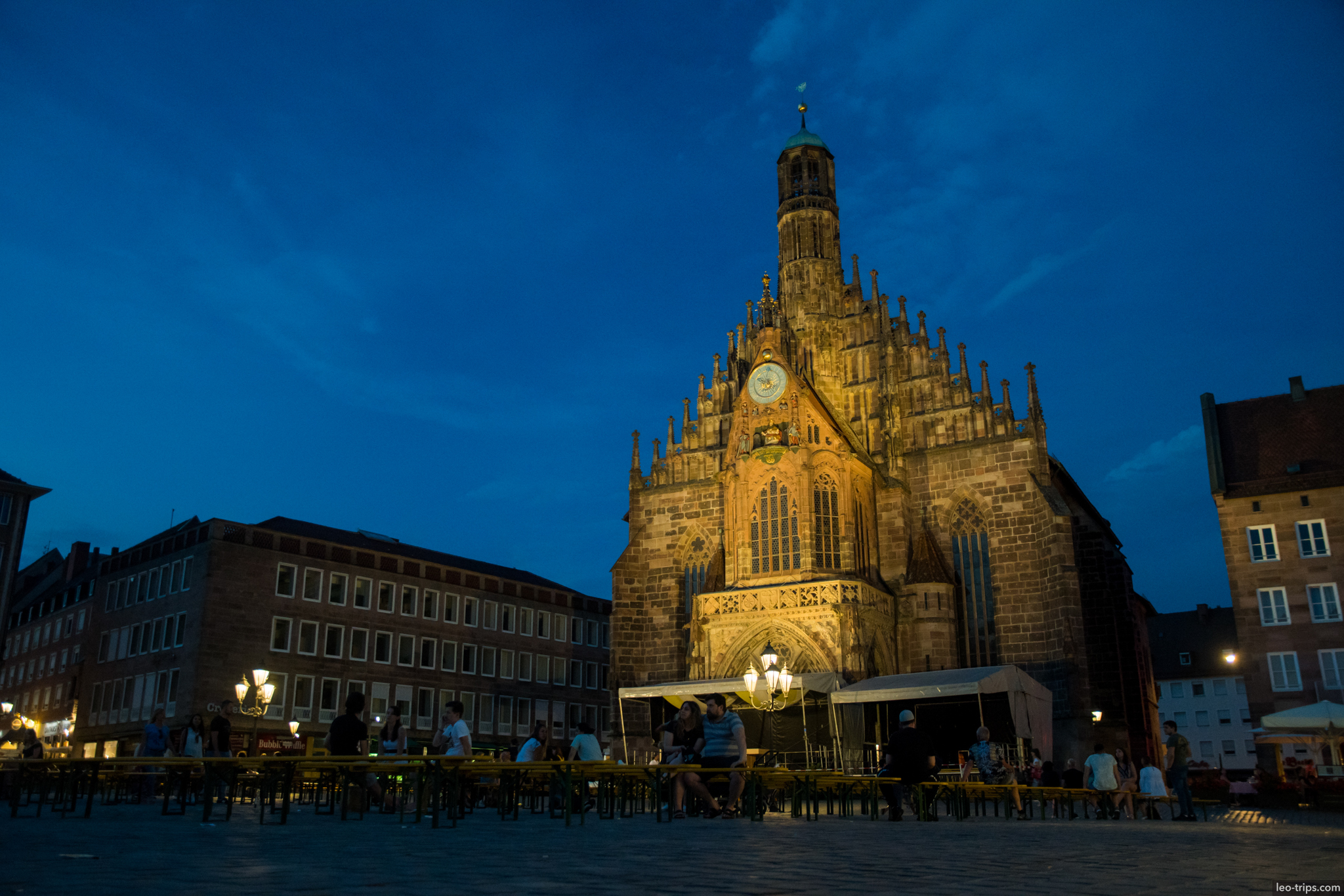 frauenkirche hauptmarkt night illuminated nuremberg nuremberg