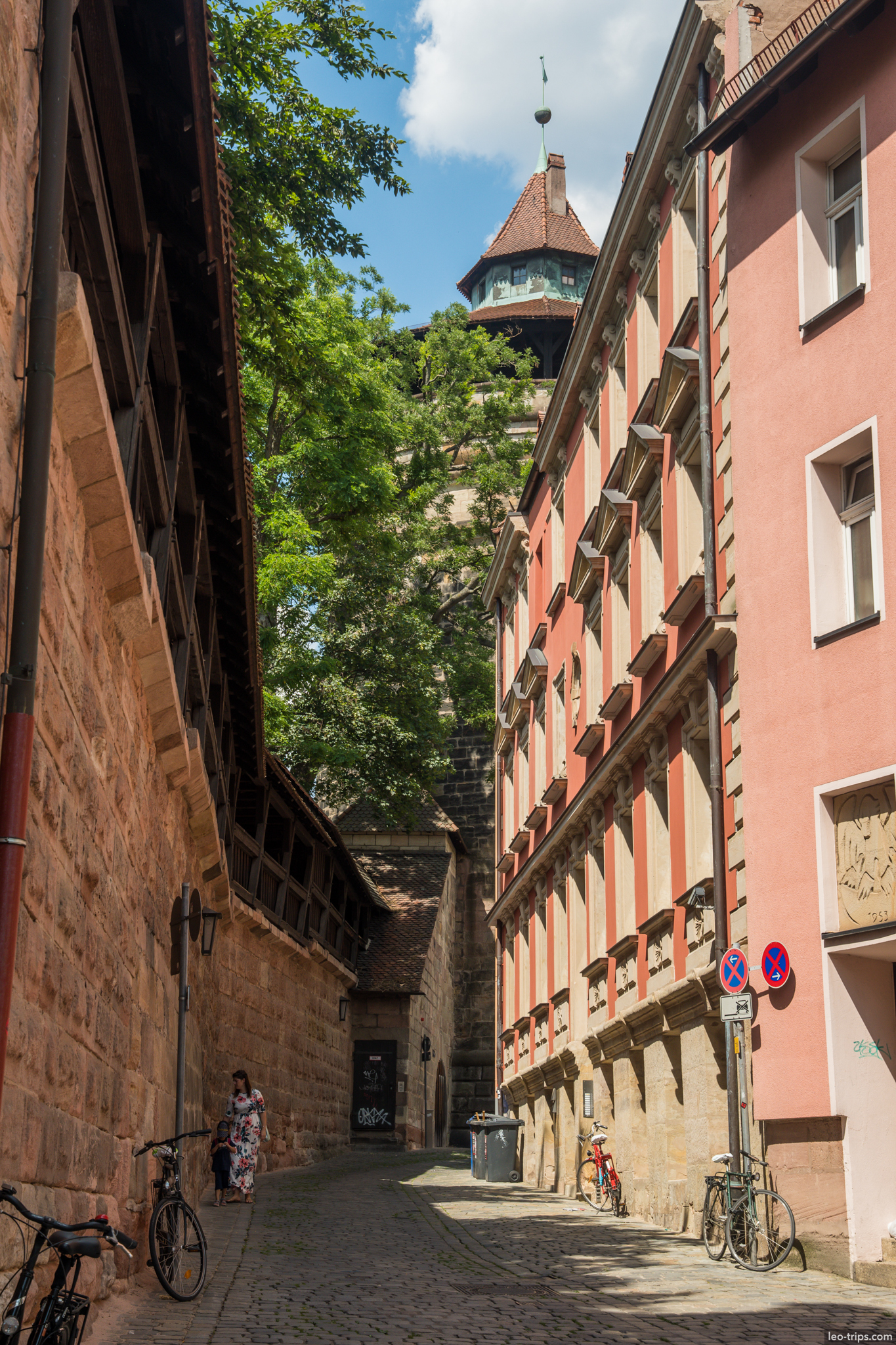narrow alley sinwellturm kaiserburg nuremberg nuremberg