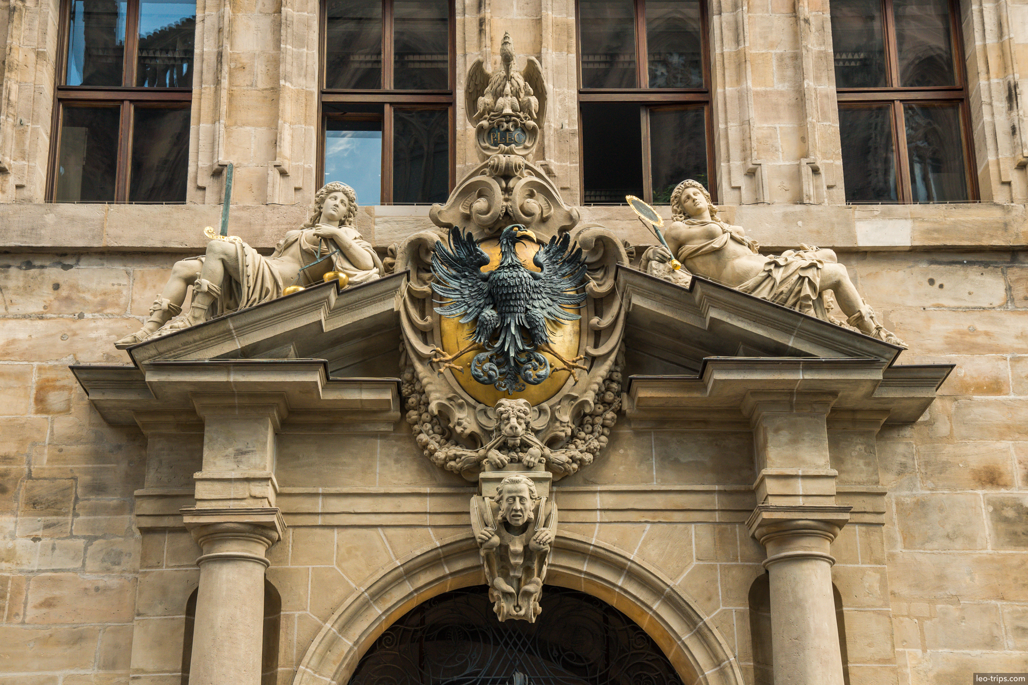 rathaus nuremberg imperial eagle coat of arms nuremberg