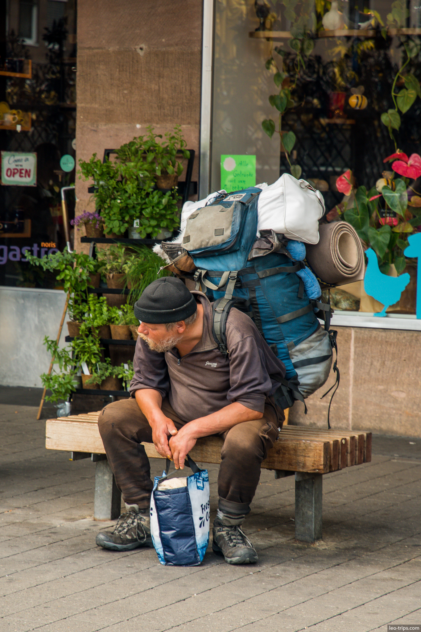 traveler backpacker resting bench nuremberg nuremberg