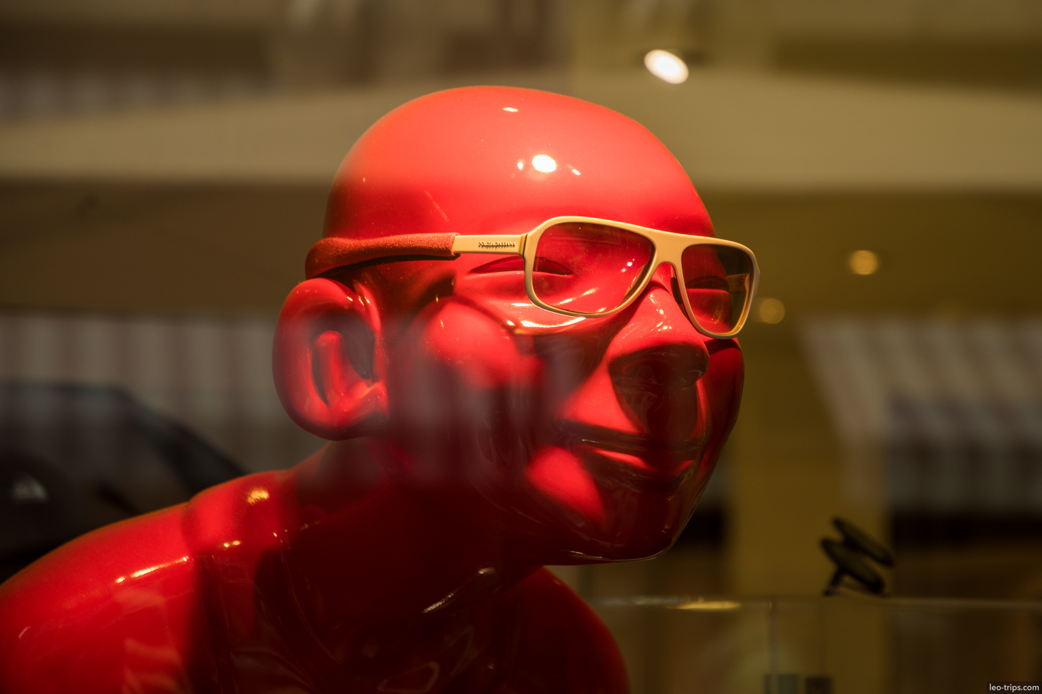 red mannequin sunglasses shop window koenigstrasse stuttgart
