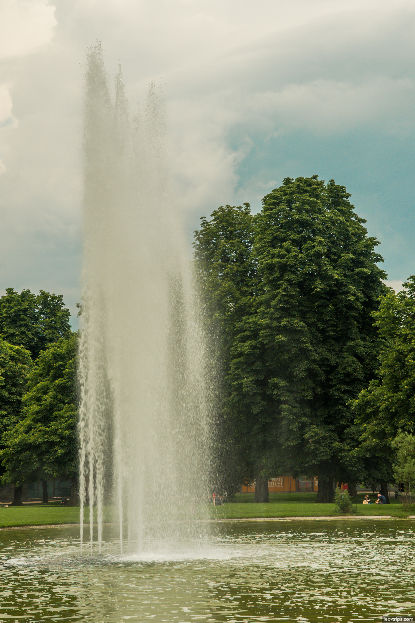 schlossgarten park fountain jet trees stuttgart
