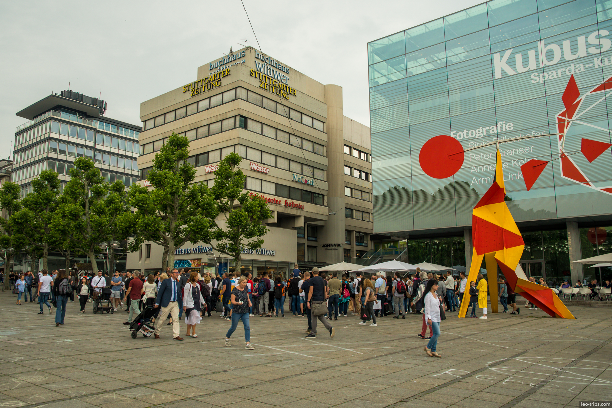 schlossplatz kunstmuseum calder sculpture stuttgart