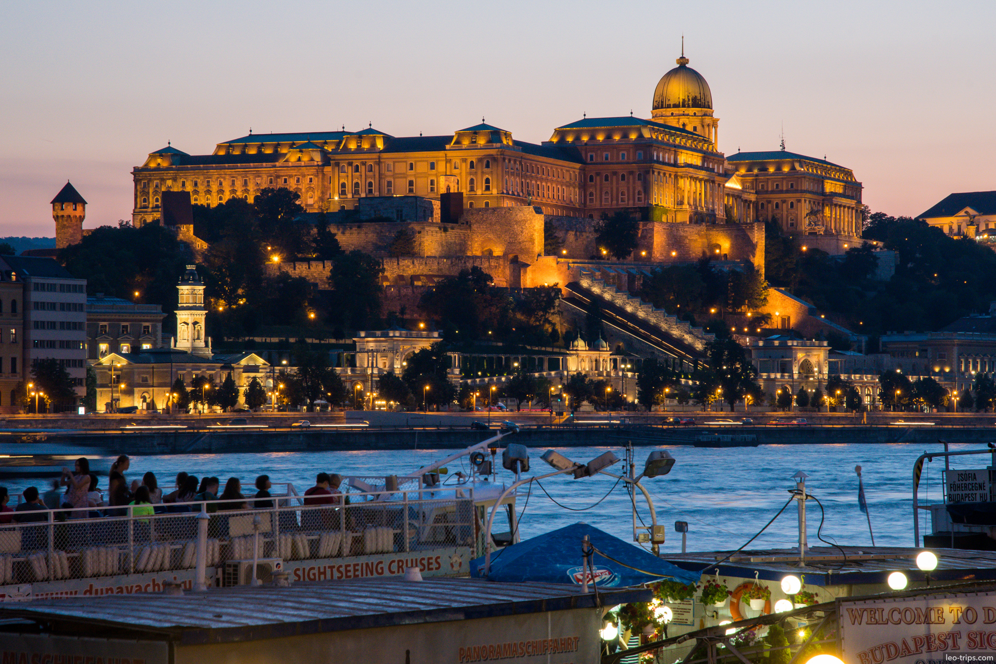 buda castle night illumination sightseeing cruise budapest