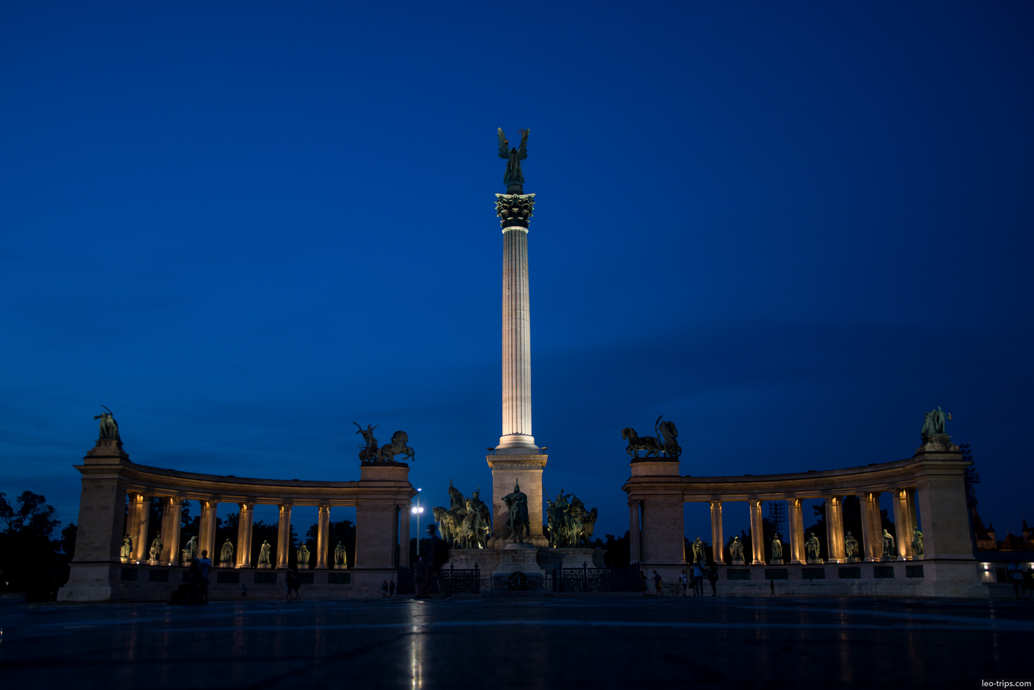 heroes square millennium monument night budapest budapest