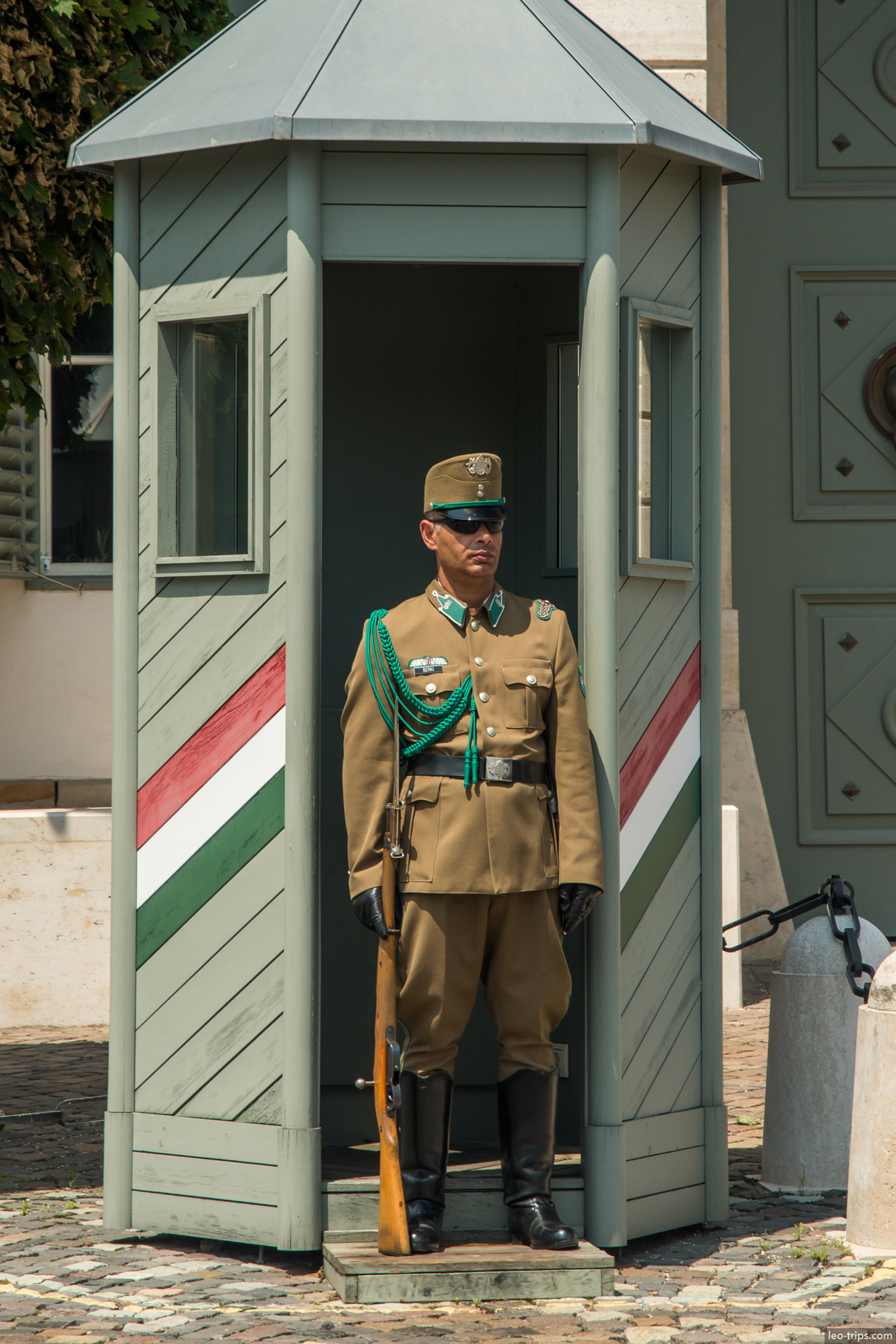 hungarian presidential guard sandor palace castle hill budapest