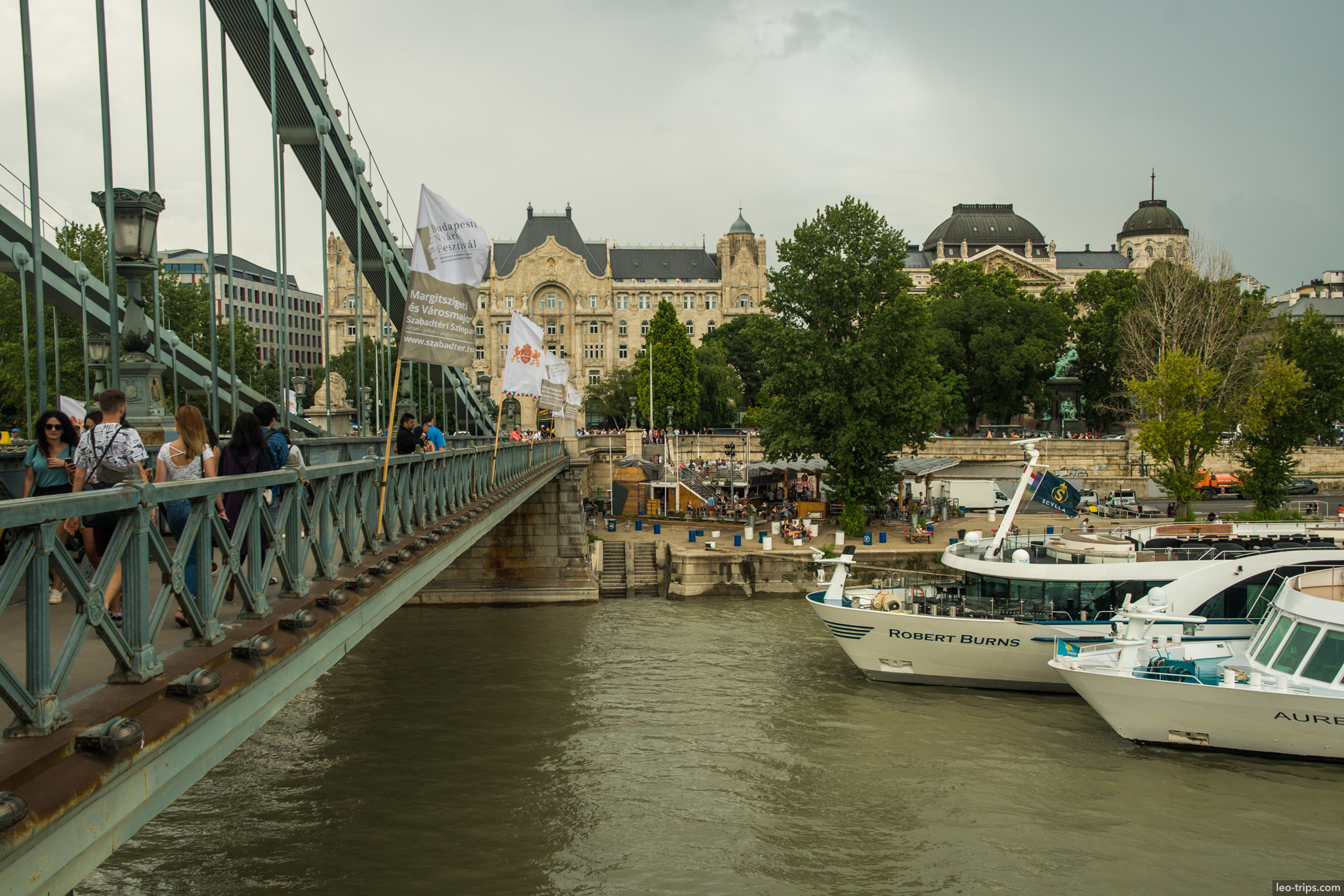szechenyi chain bridge pedestrians danube budapest