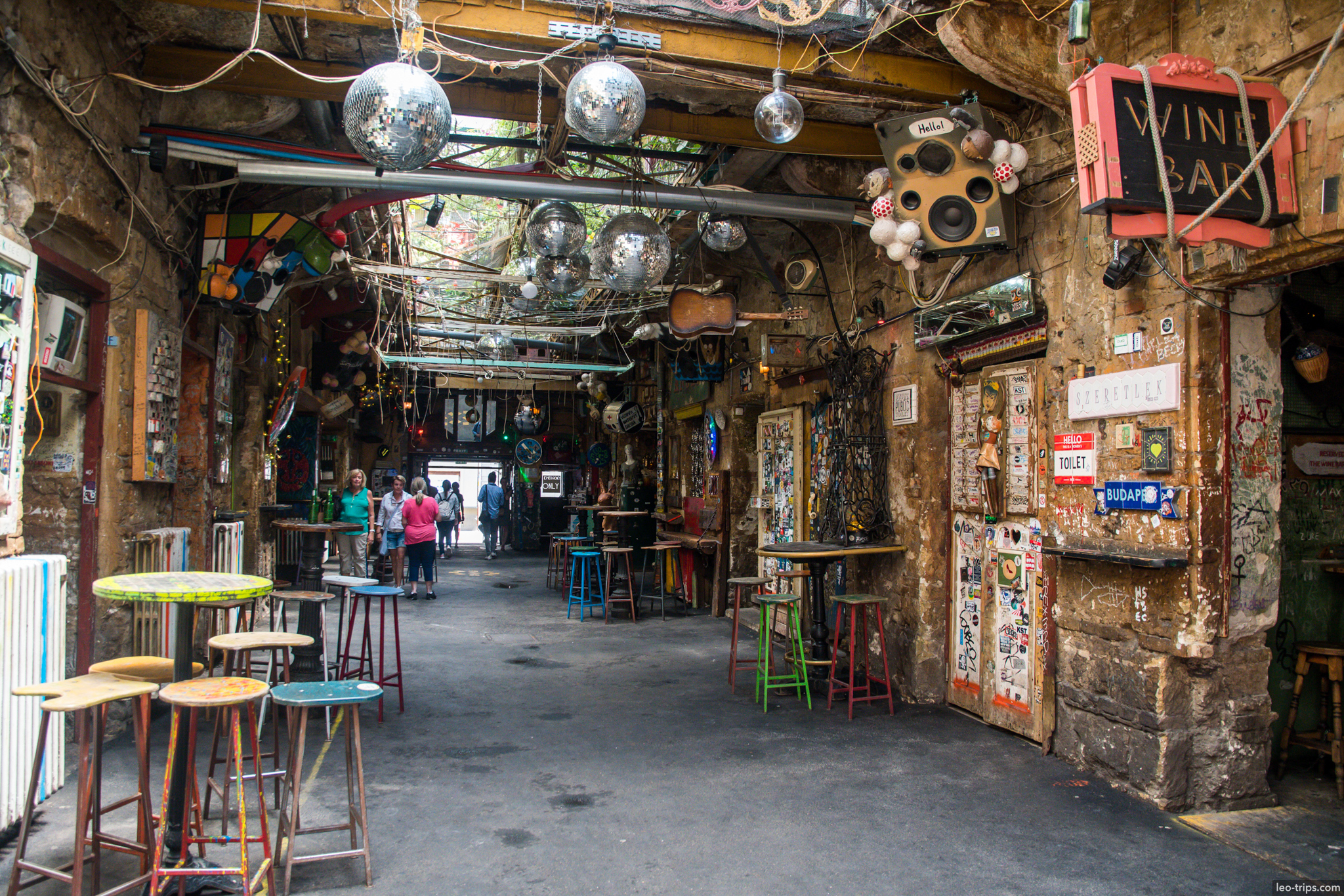 szimpla kert ruin bar interior budapest budapest