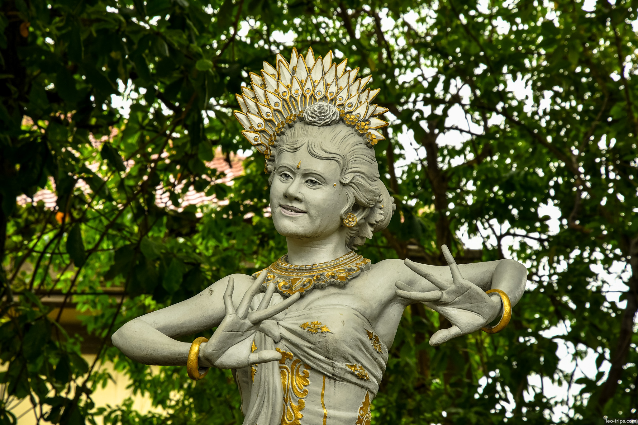 legong dancer statue with golden crown bali
