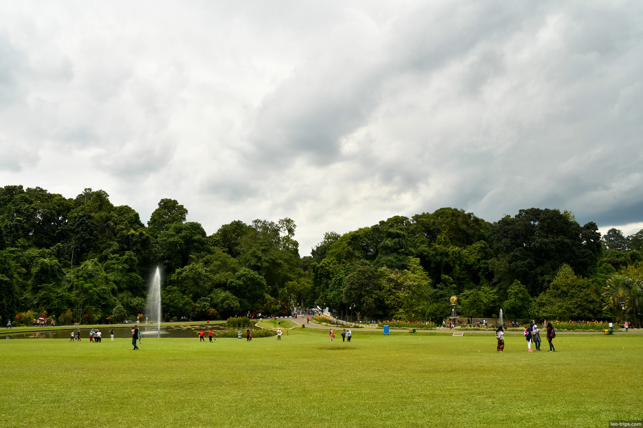great lawn fountain panorama bogor botanical garden bogor