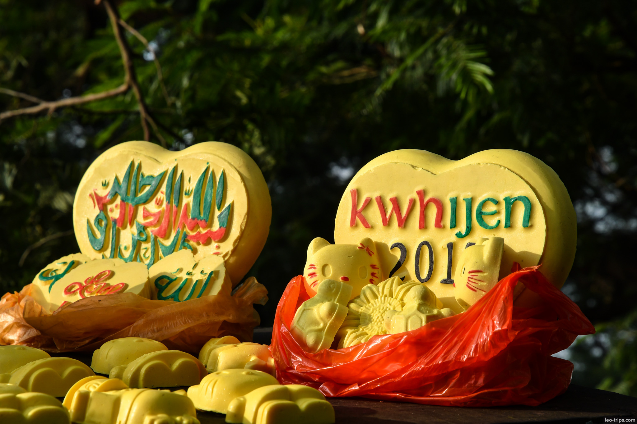 painted sulfur heart souvenirs ijen ijen lake