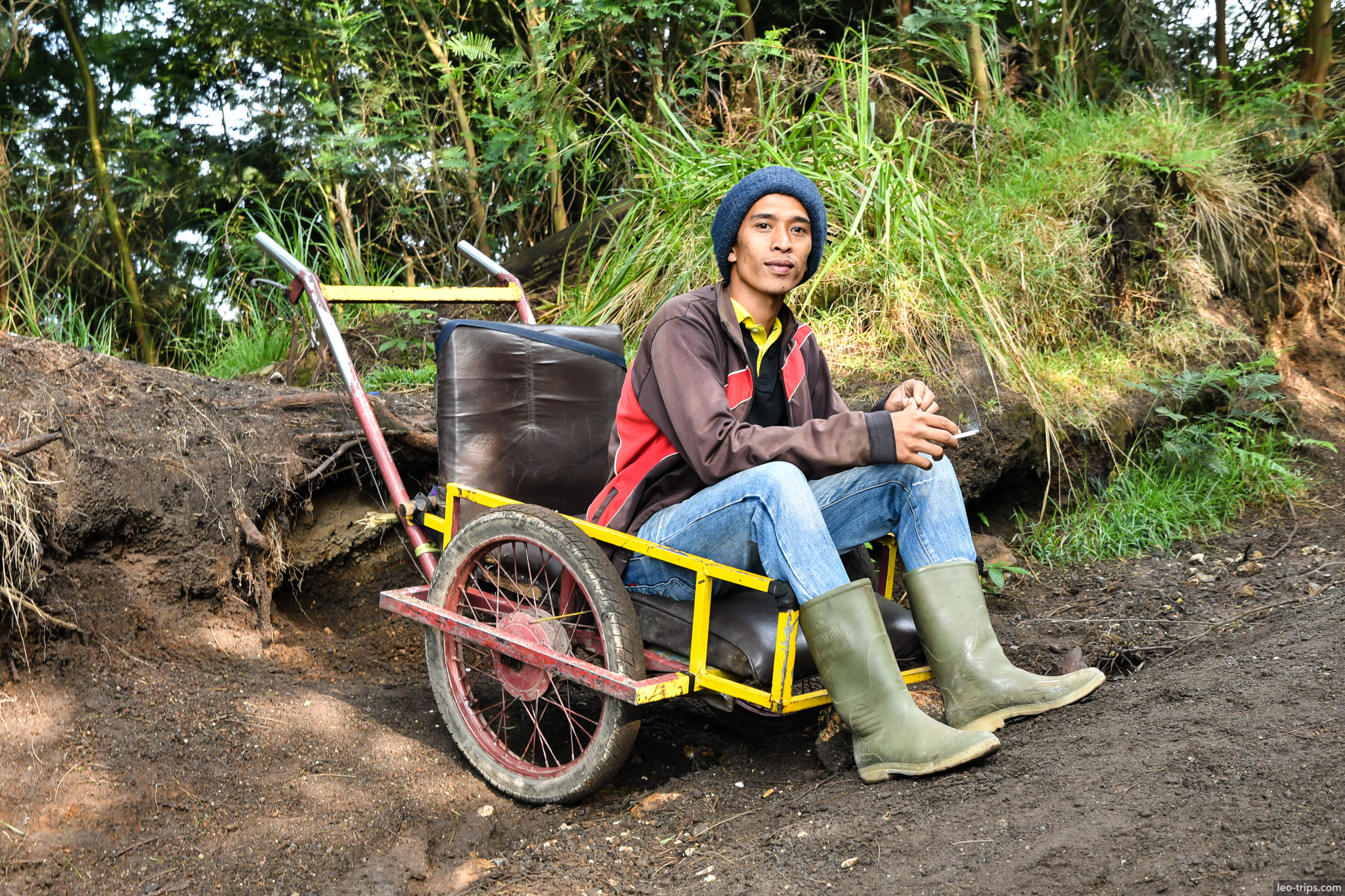 sulfur cart driver resting on trail ijen ijen lake