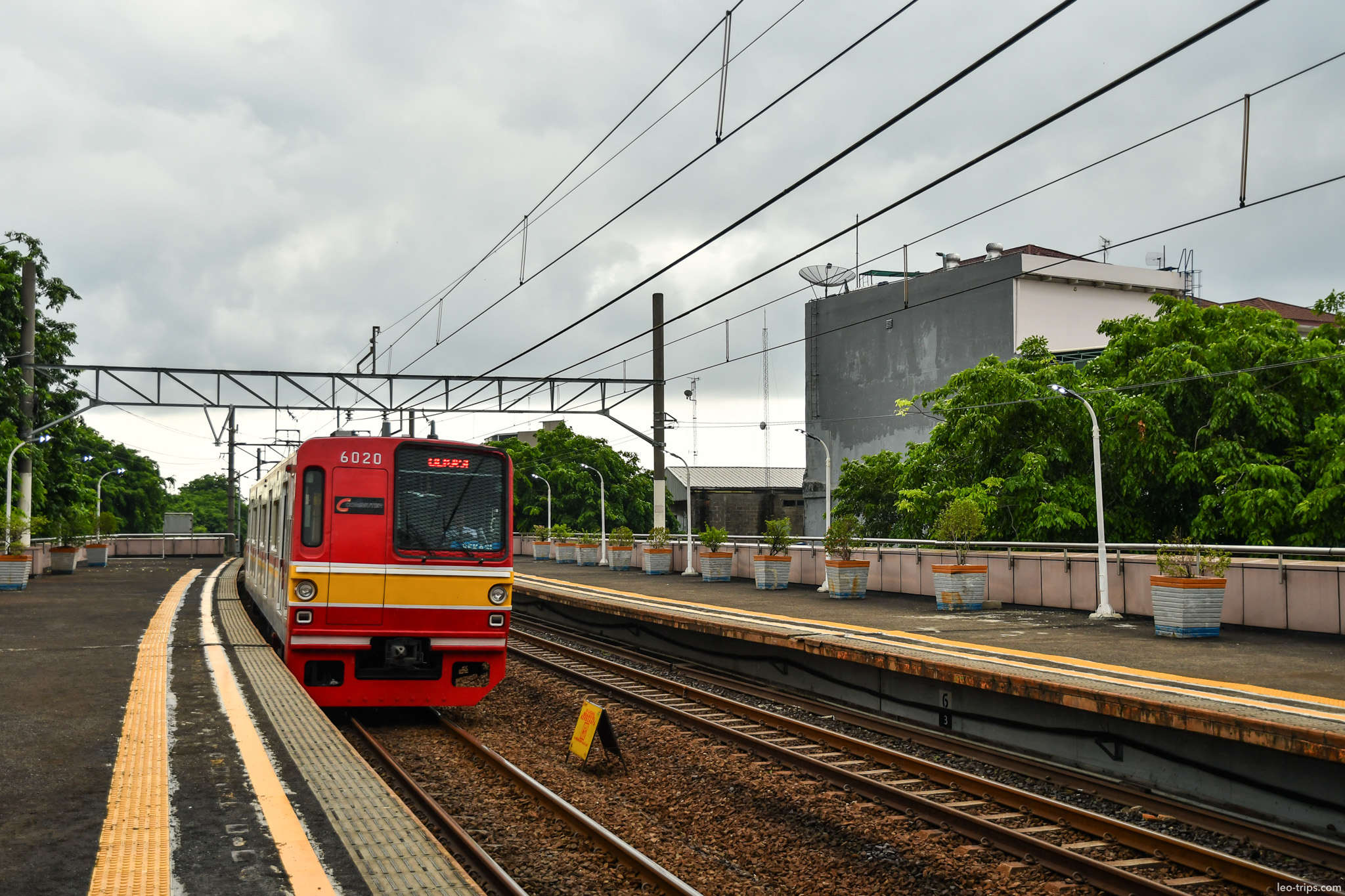 krl commuter train arriving station jakarta jakarta