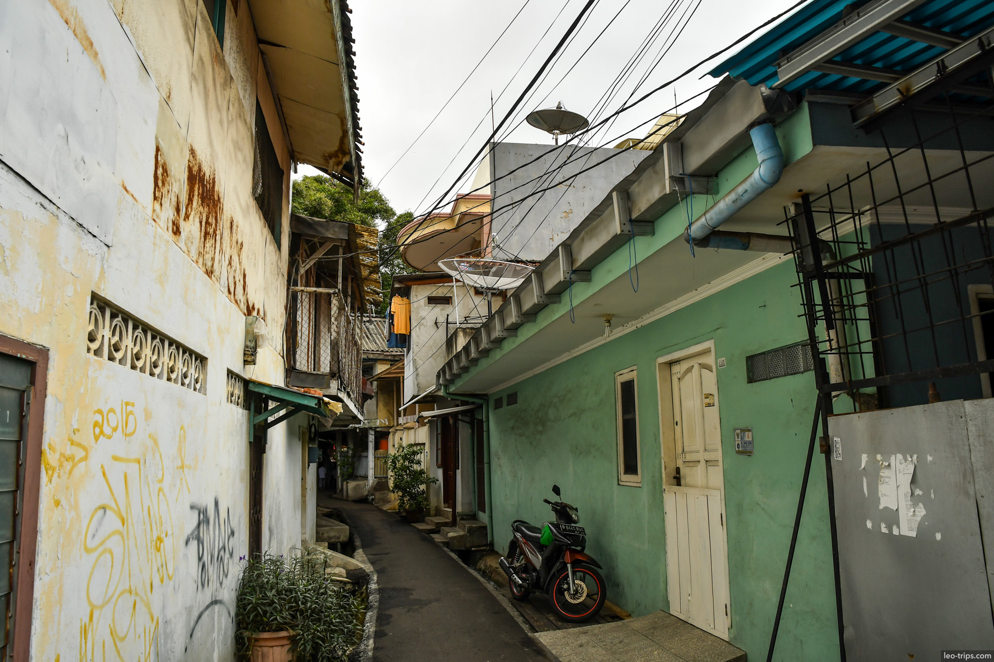 narrow alley old houses motorbike jakarta jakarta