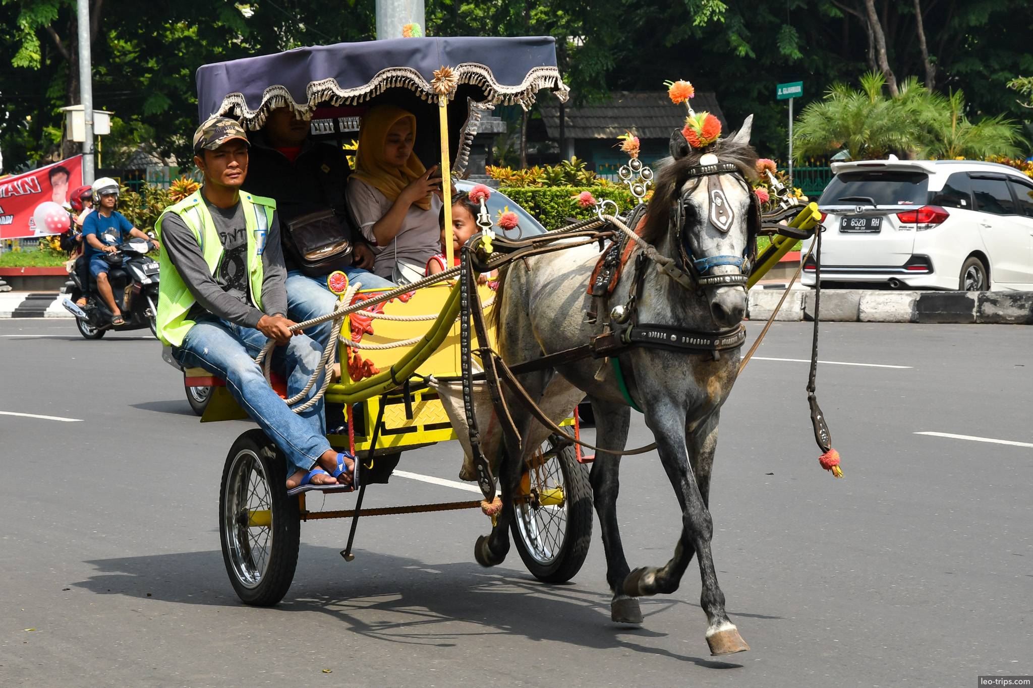 andong horse drawn carriage with passengers semarang