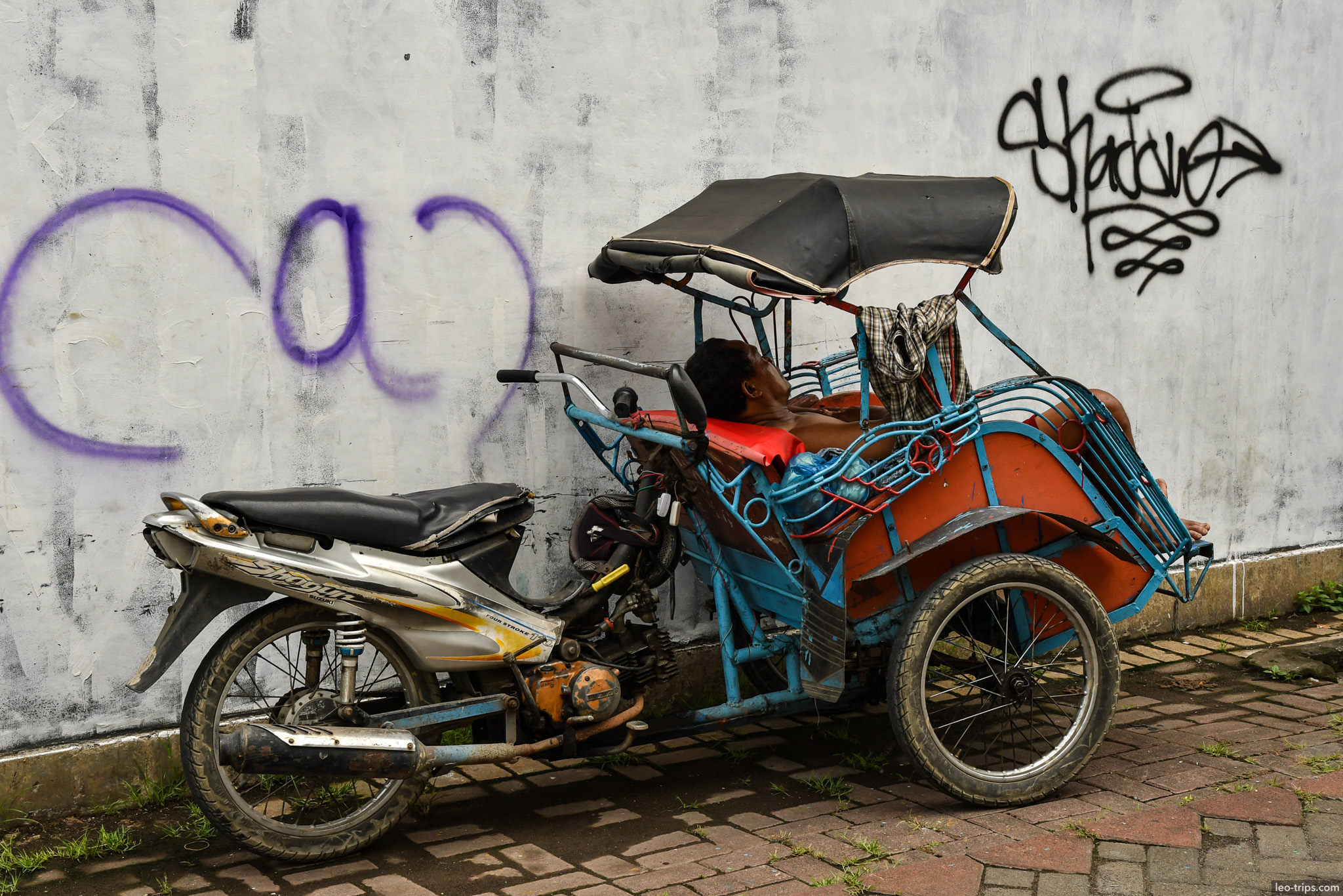becak driver napping graffiti wall semarang