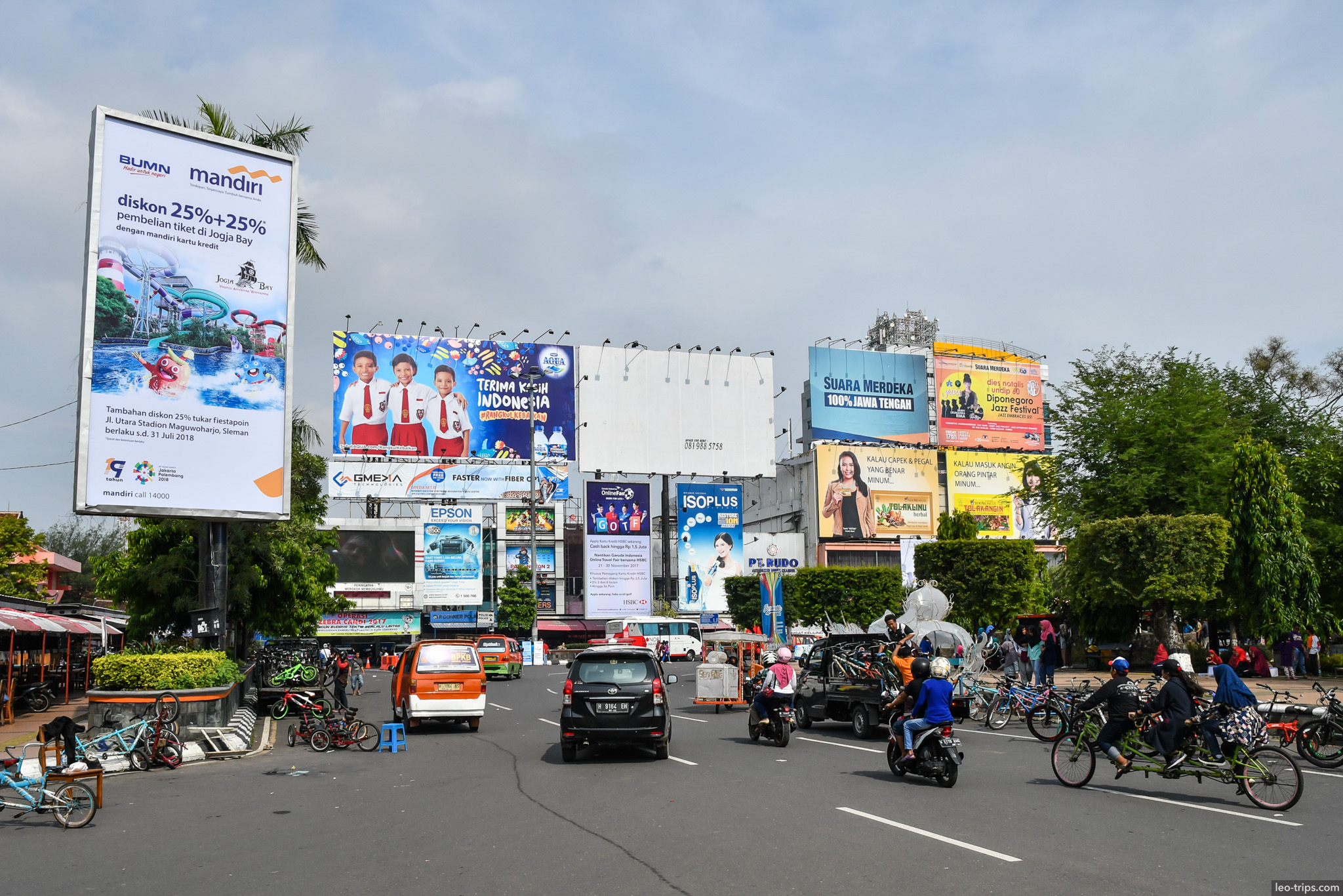 busy intersection billboards becak semarang semarang