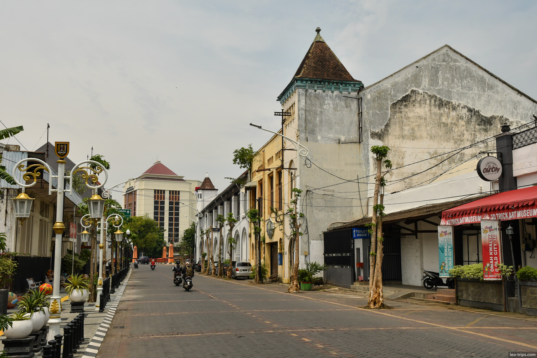 kota lama street colonial buildings lanterns semarang