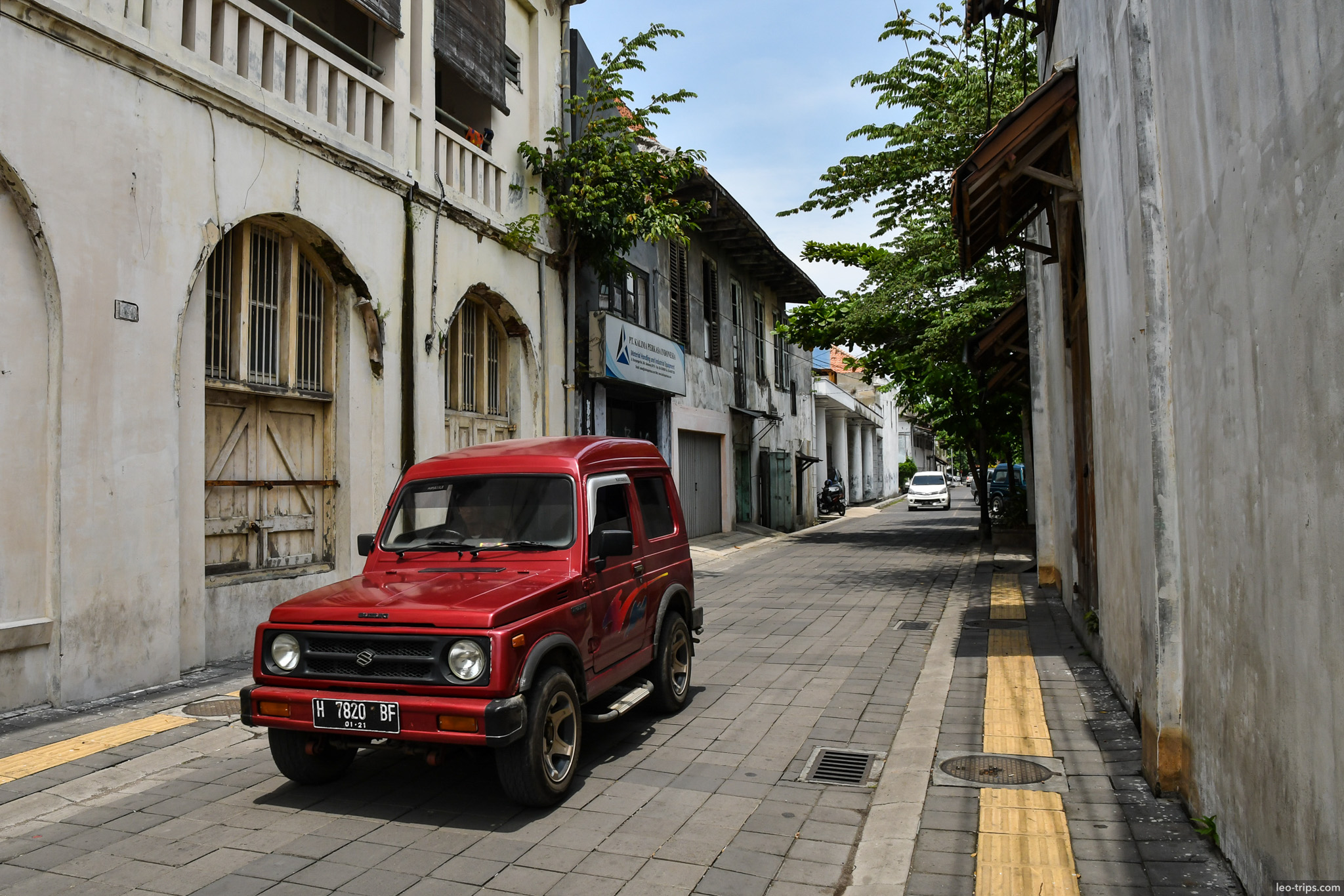 red jeep narrow colonial street kota lama semarang