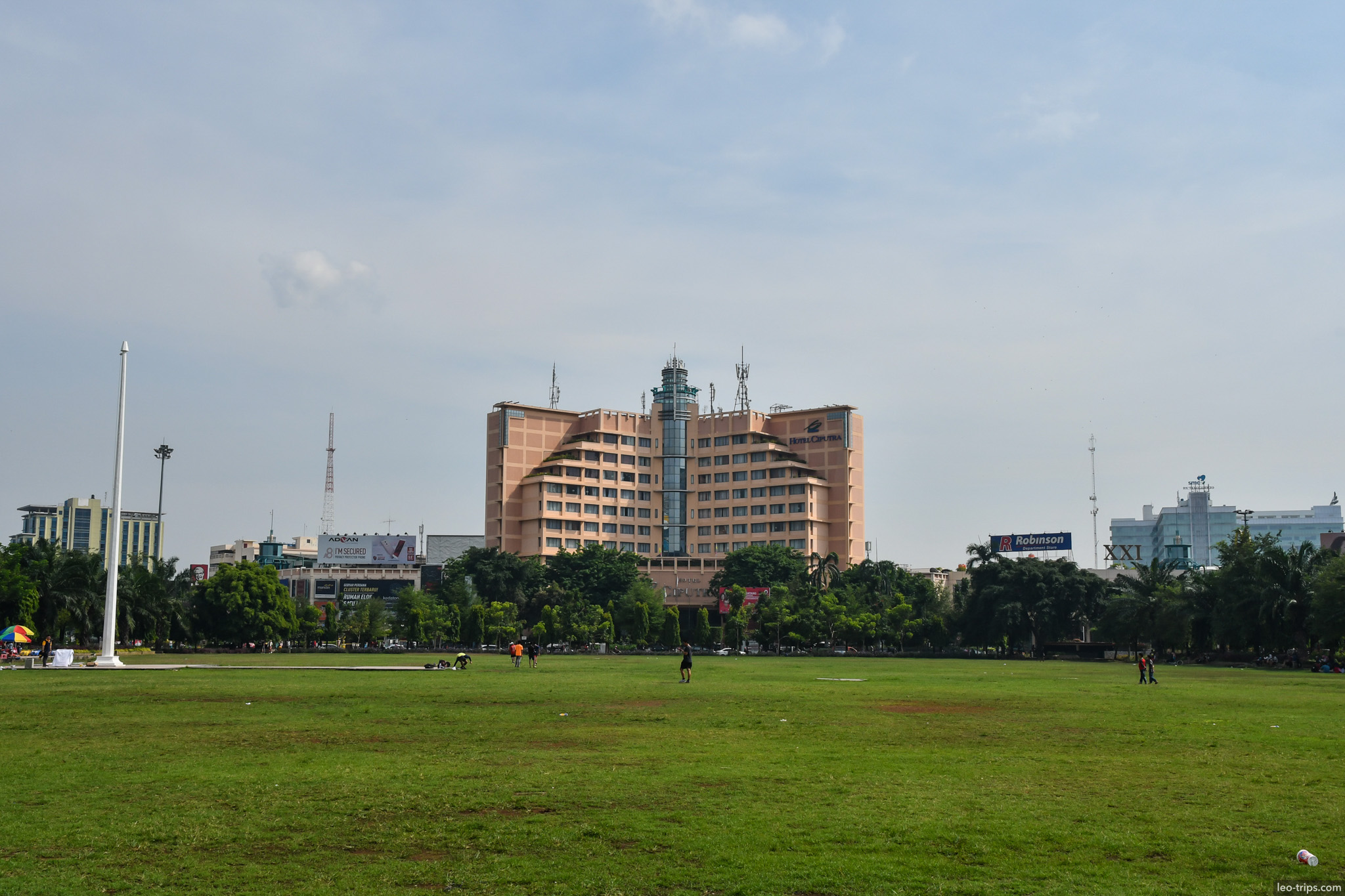simpang lima square green field cityscape semarang
