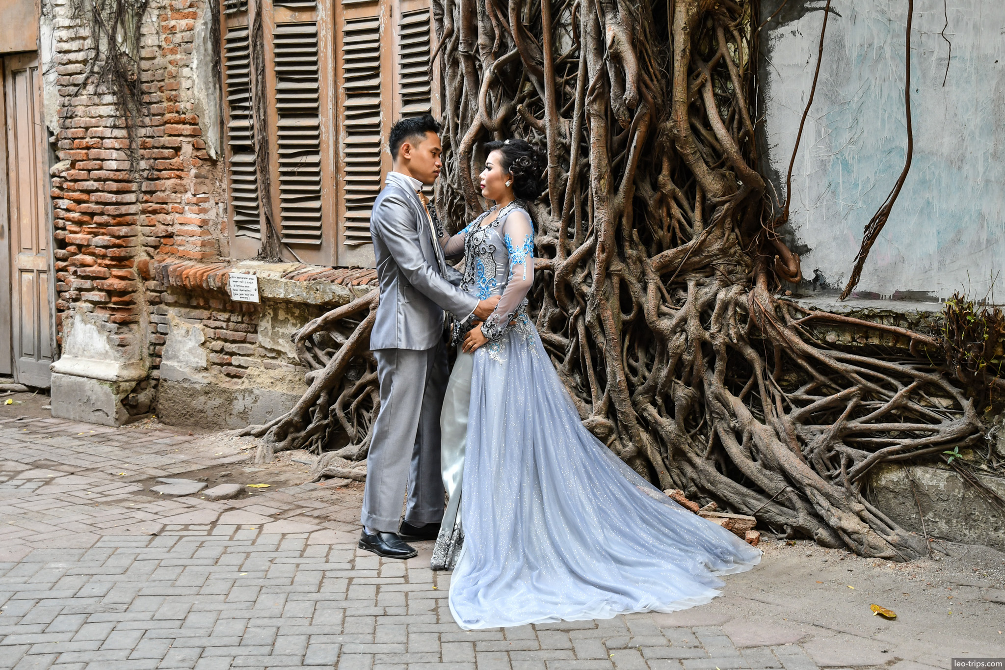 wedding couple banyan tree roots kota lama semarang