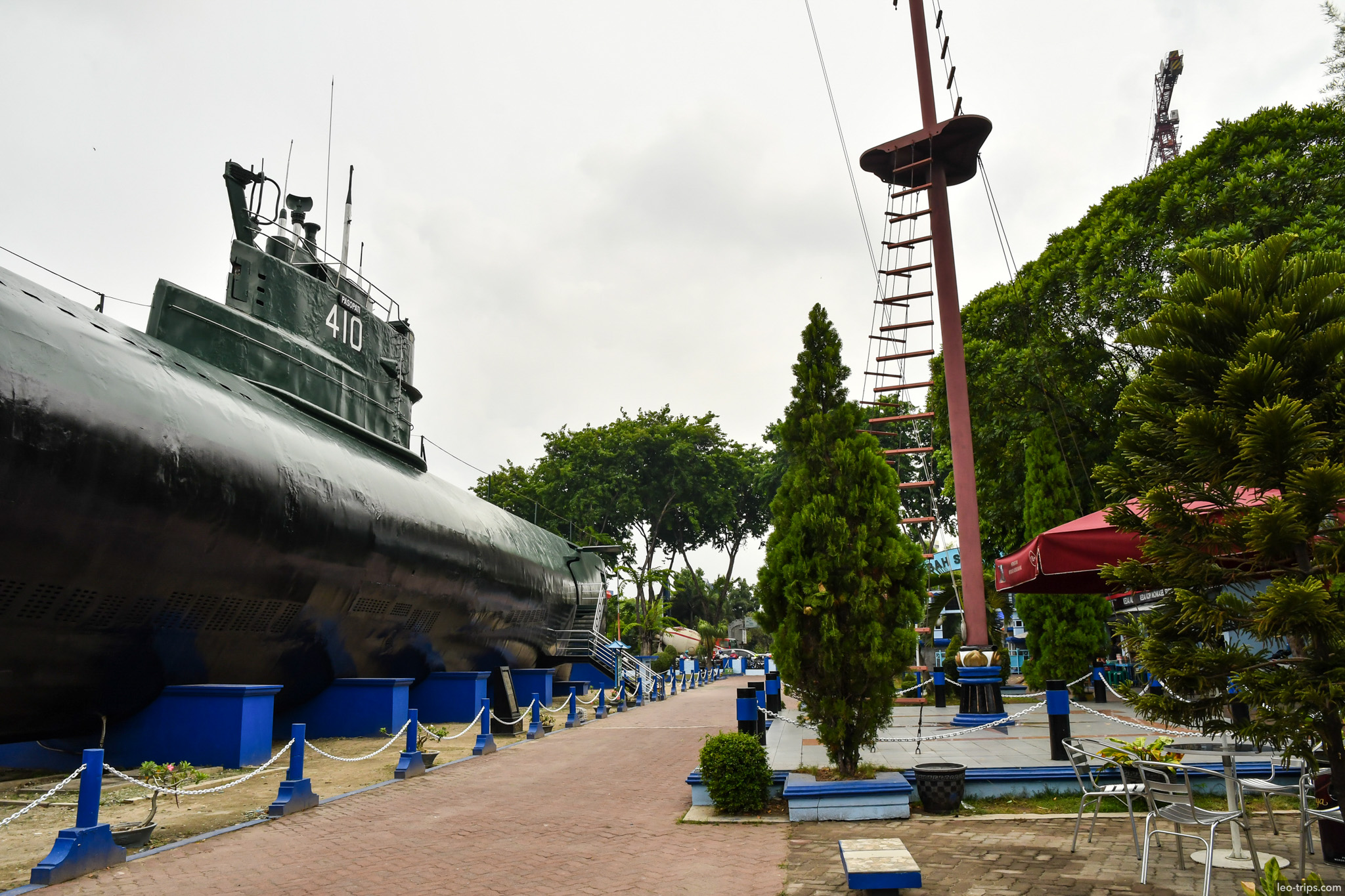 monkasel submarine 410 side view walkway surabaya