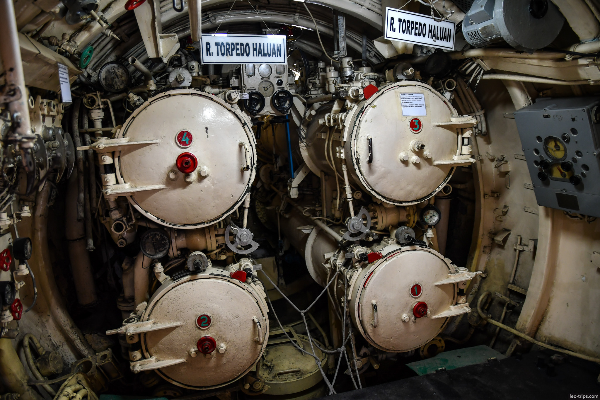 torpedo tubes interior submarine monkasel surabaya