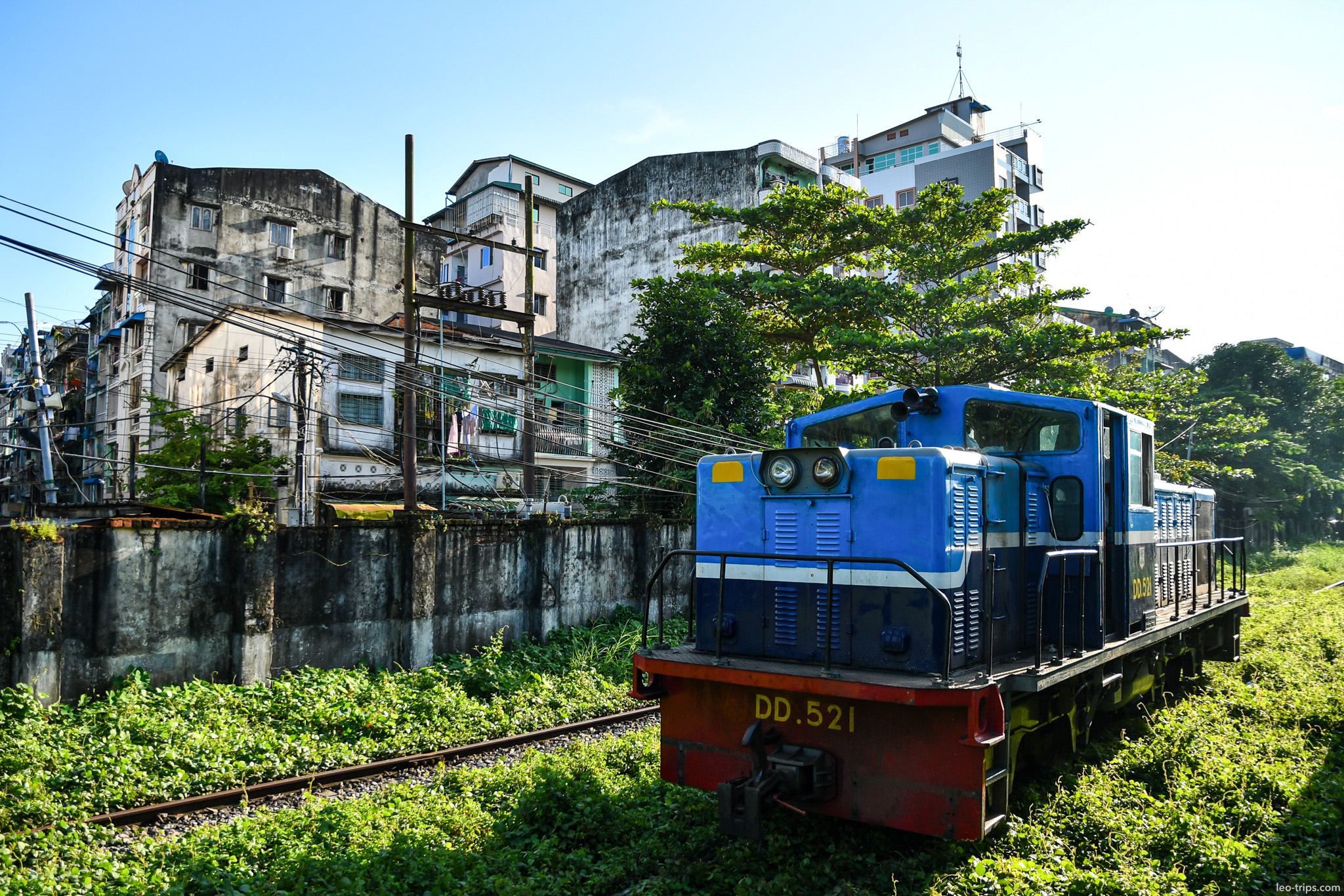 yangon blue shunting locomotive dd521 urban buildings yangon