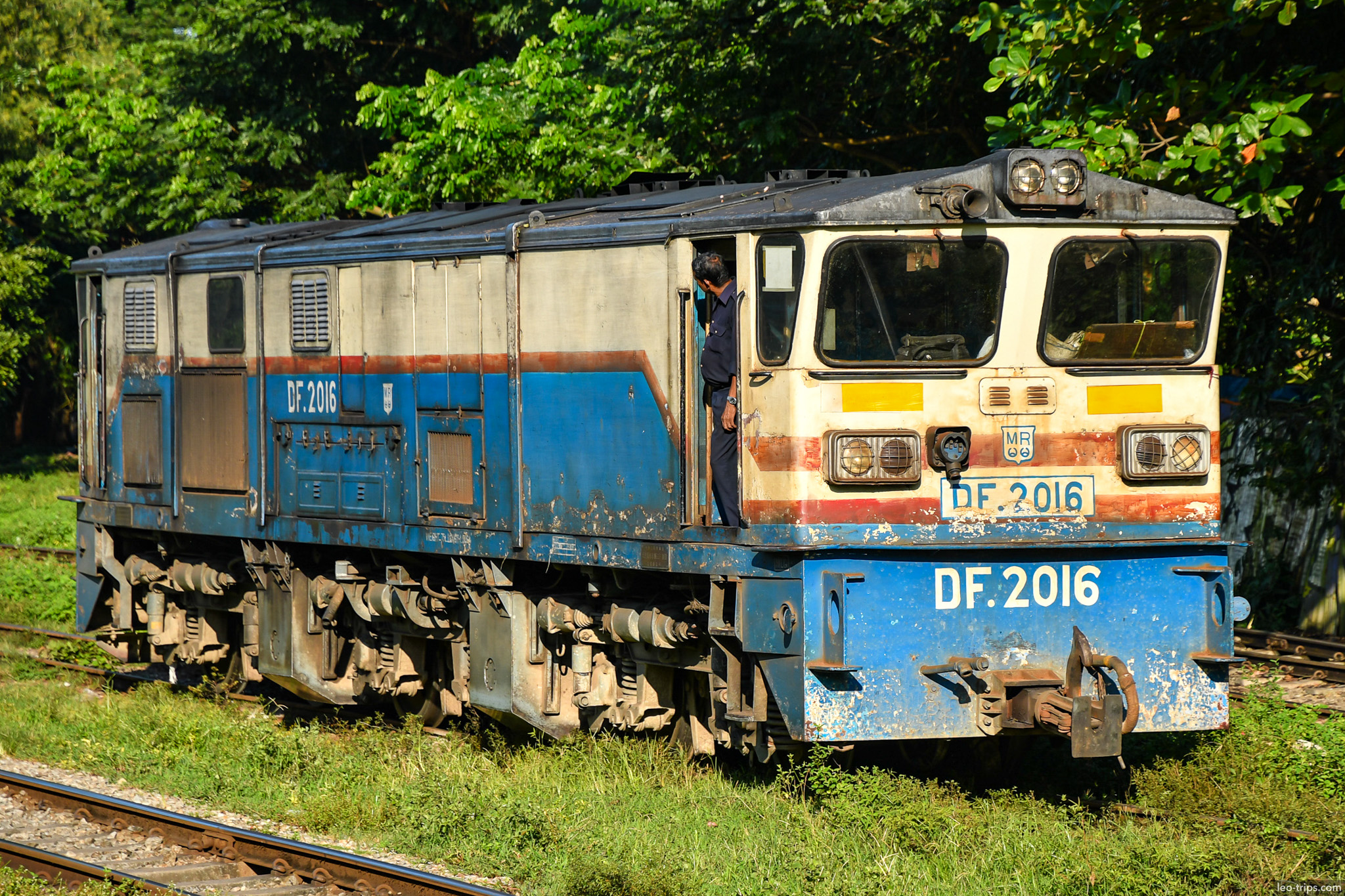 yangon diesel locomotive df2016 myanmar railways yangon